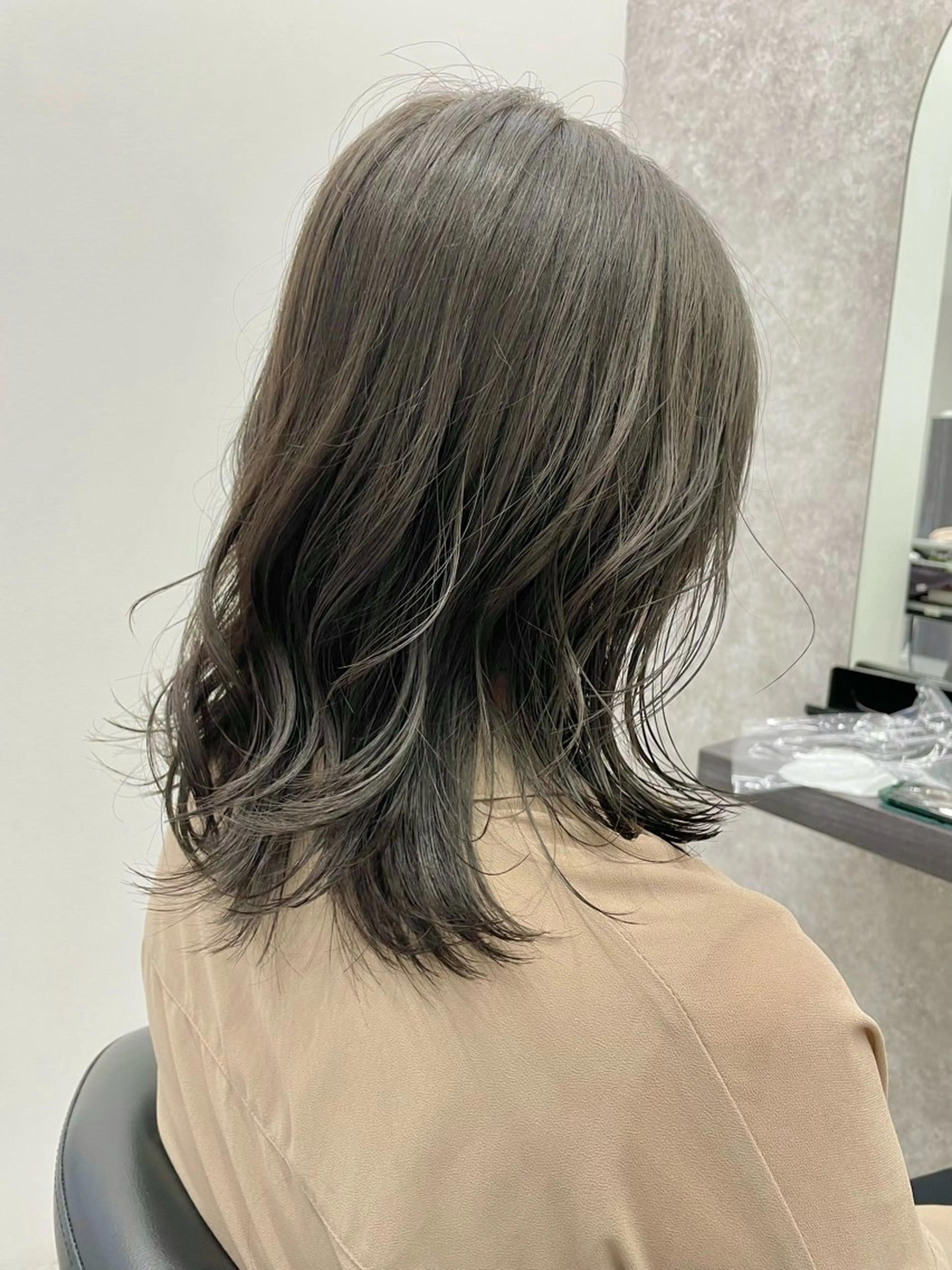 ミディアム カラー 透明感カラー シルバー 伸ばしかけ 外ハネヘア カット ヘアカラー トリートメント 佐々木 達也のヘアスタイル