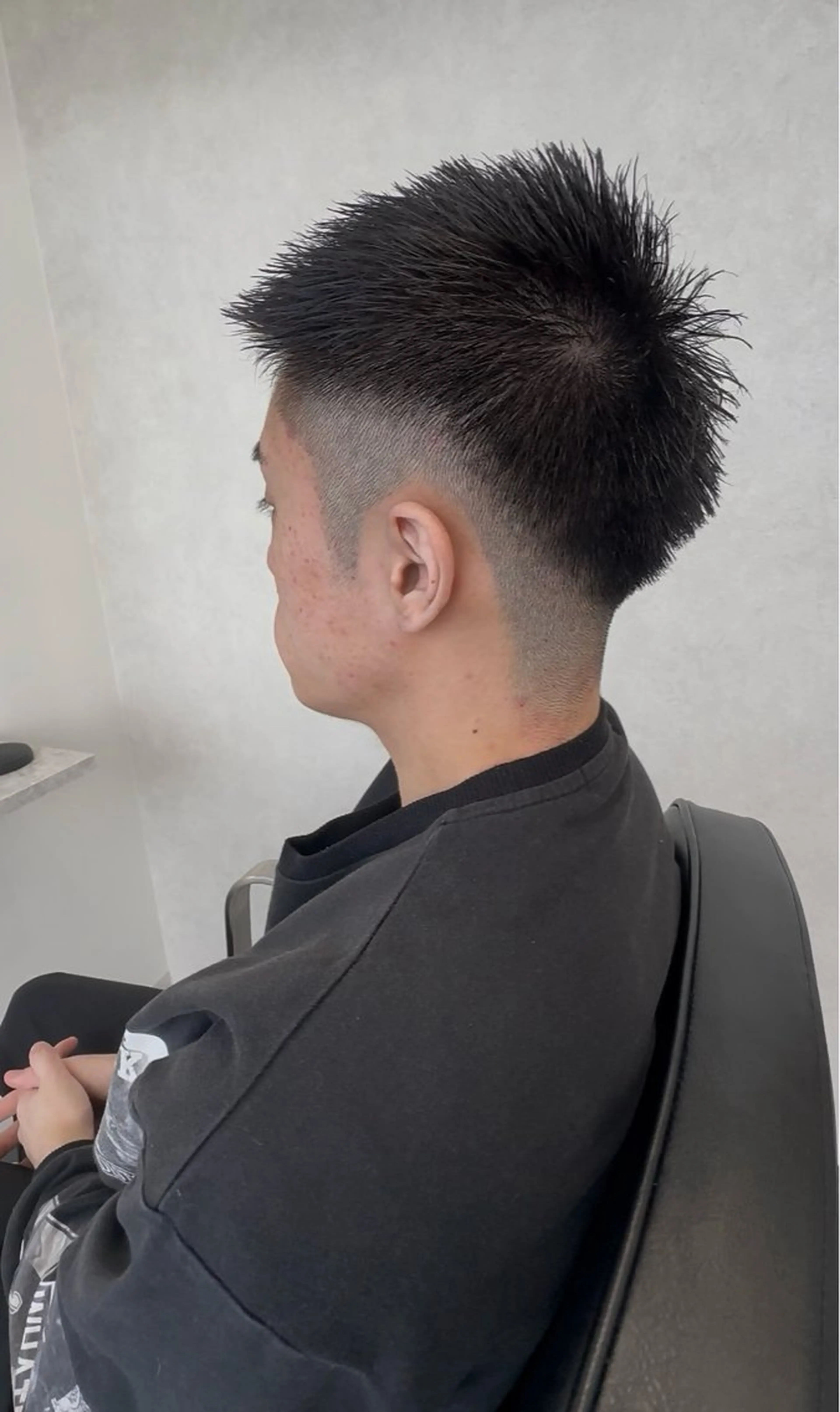 メンズ アップバング メンズブリーチ センターパート フェザーパーマ メンズハイライト 山口稜太 メンズ/波巻きパーマのヘアスタイル