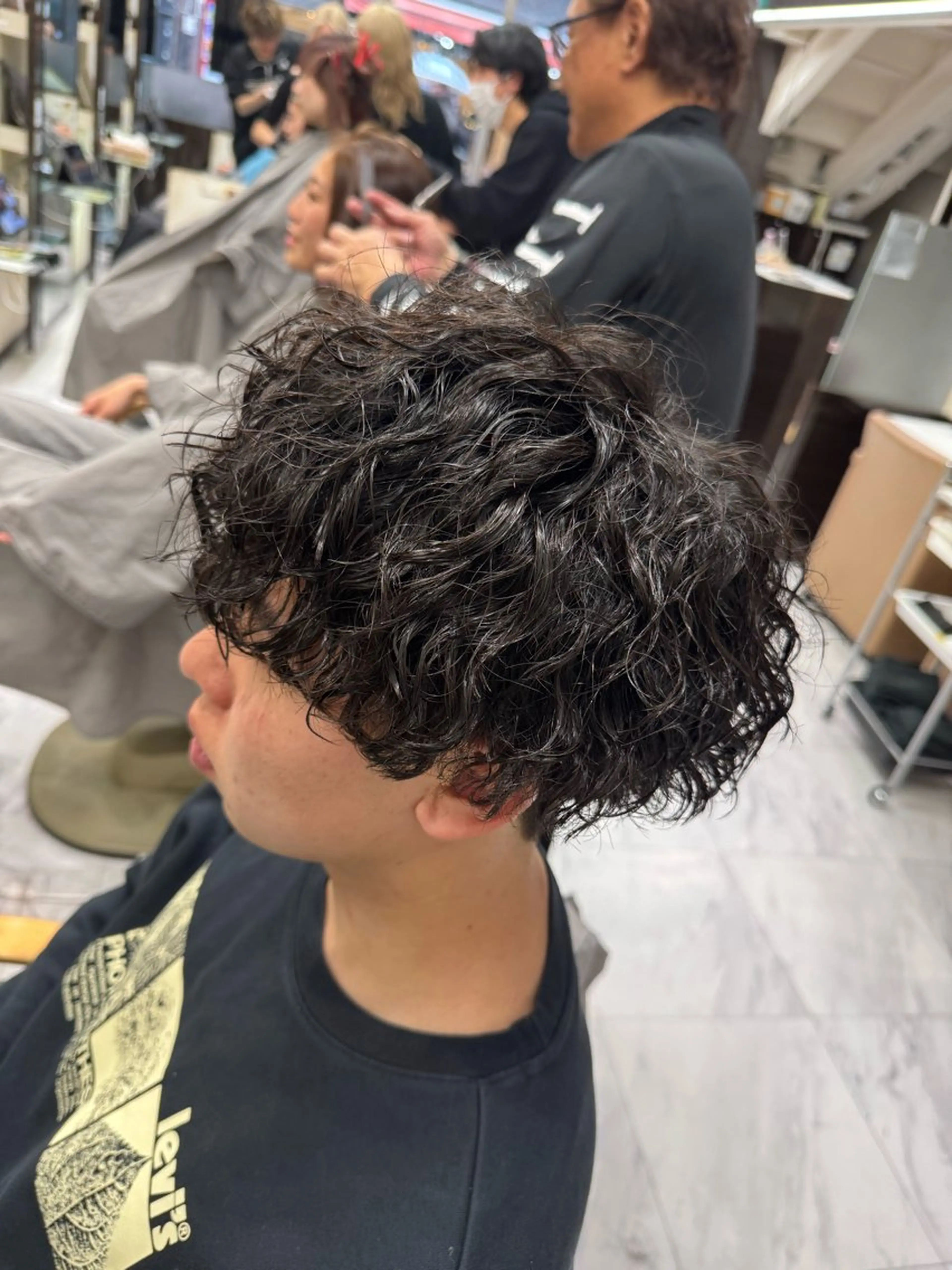 ショート パーマ ヘアアレンジ メンズ センターパート メンズパーマ メンズツイストパーマ ツイストスパイラルパーマ 波巻きパーマ カット パーマ トリートメント 目黒 碧人のヘアスタイル