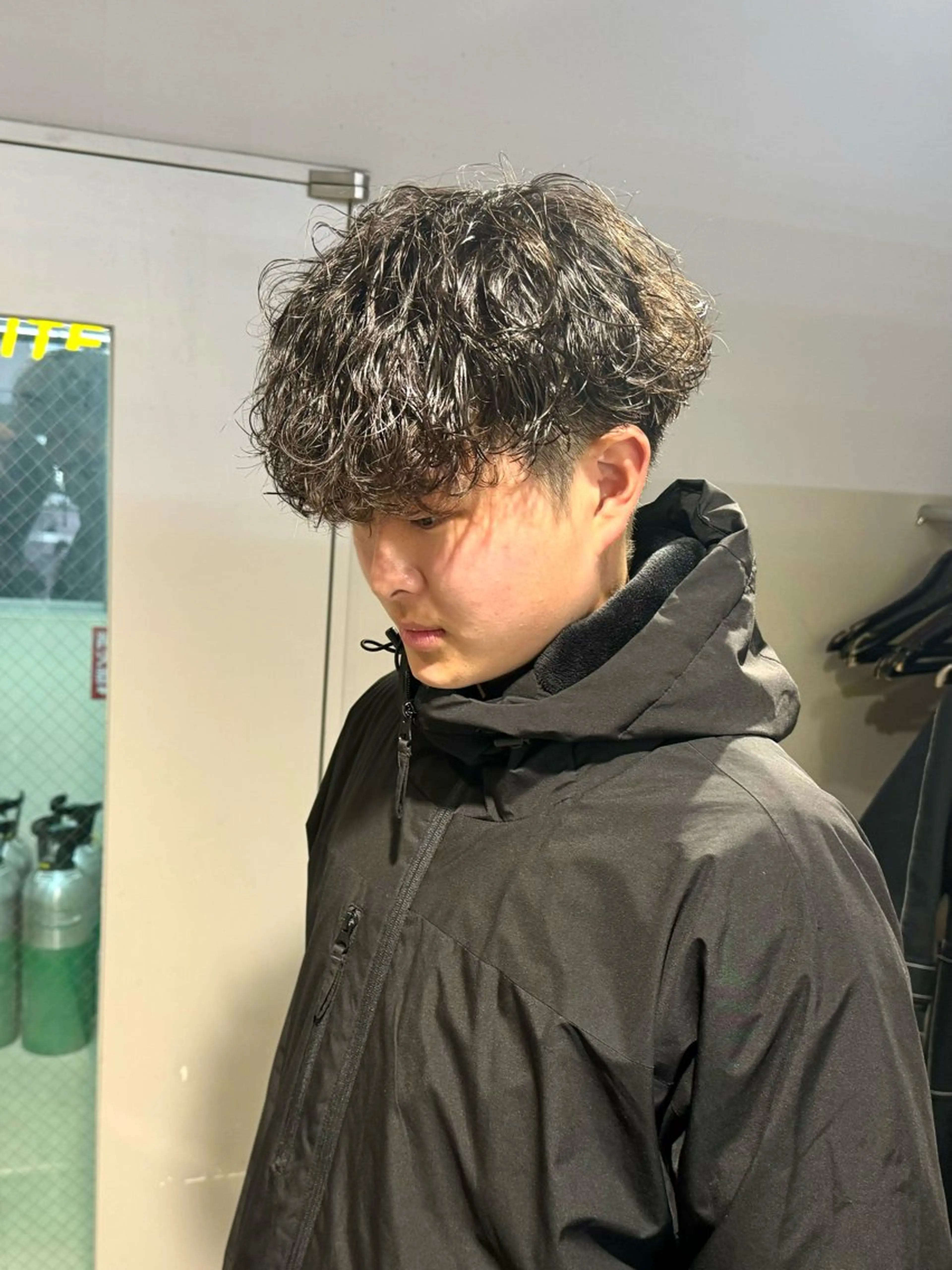 ミディアム パーマ ヘアアレンジ メンズ ミディアムパーマ メンズパーマ 波巻きパーマ ヘアカラー パーマ トリートメント ヘアセット 艶カラー の達人のヘアスタイル