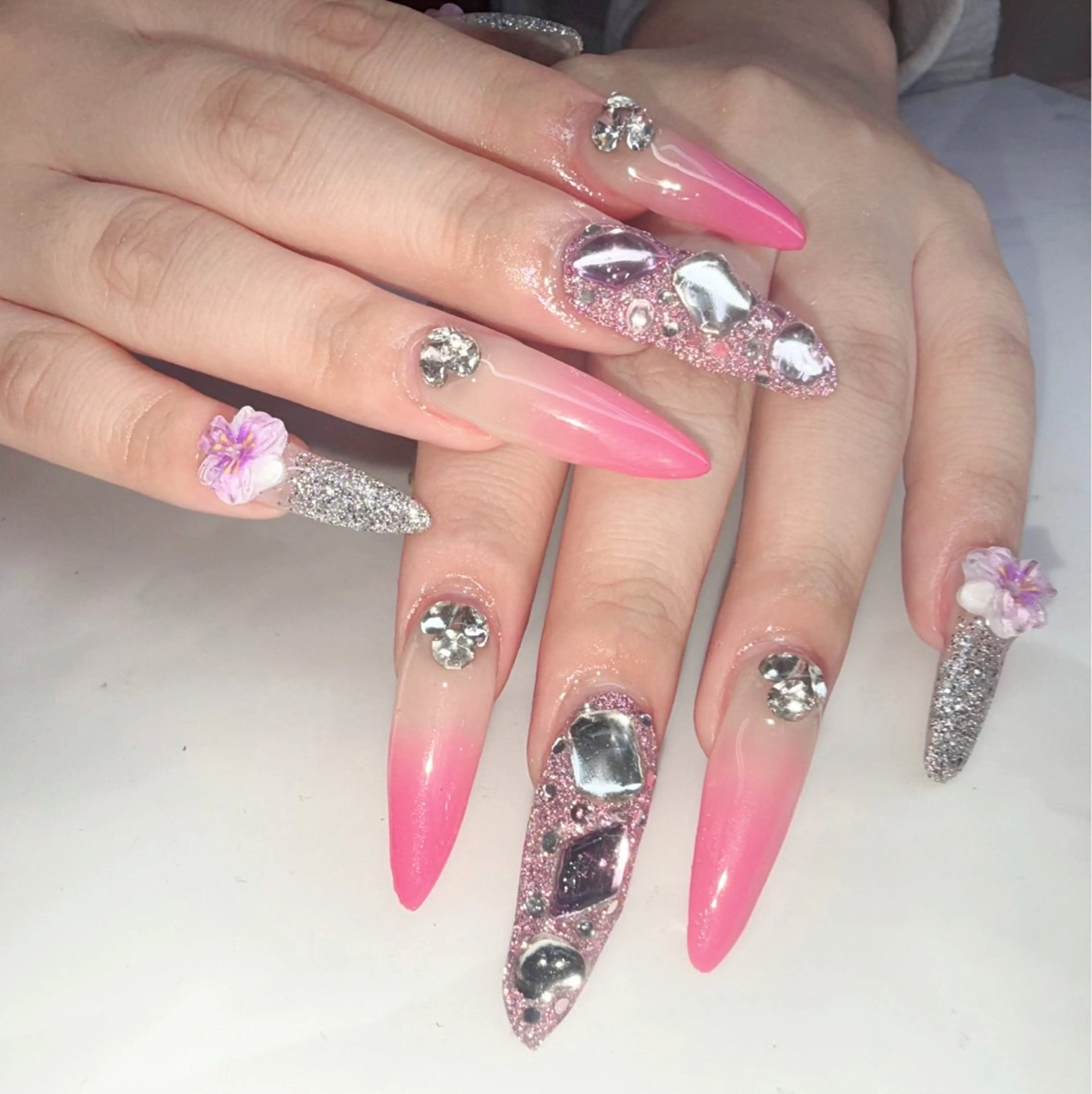 ネイル グラデーション ピンク ハンドネイル 松山 碧のエステ・リラクイメージ