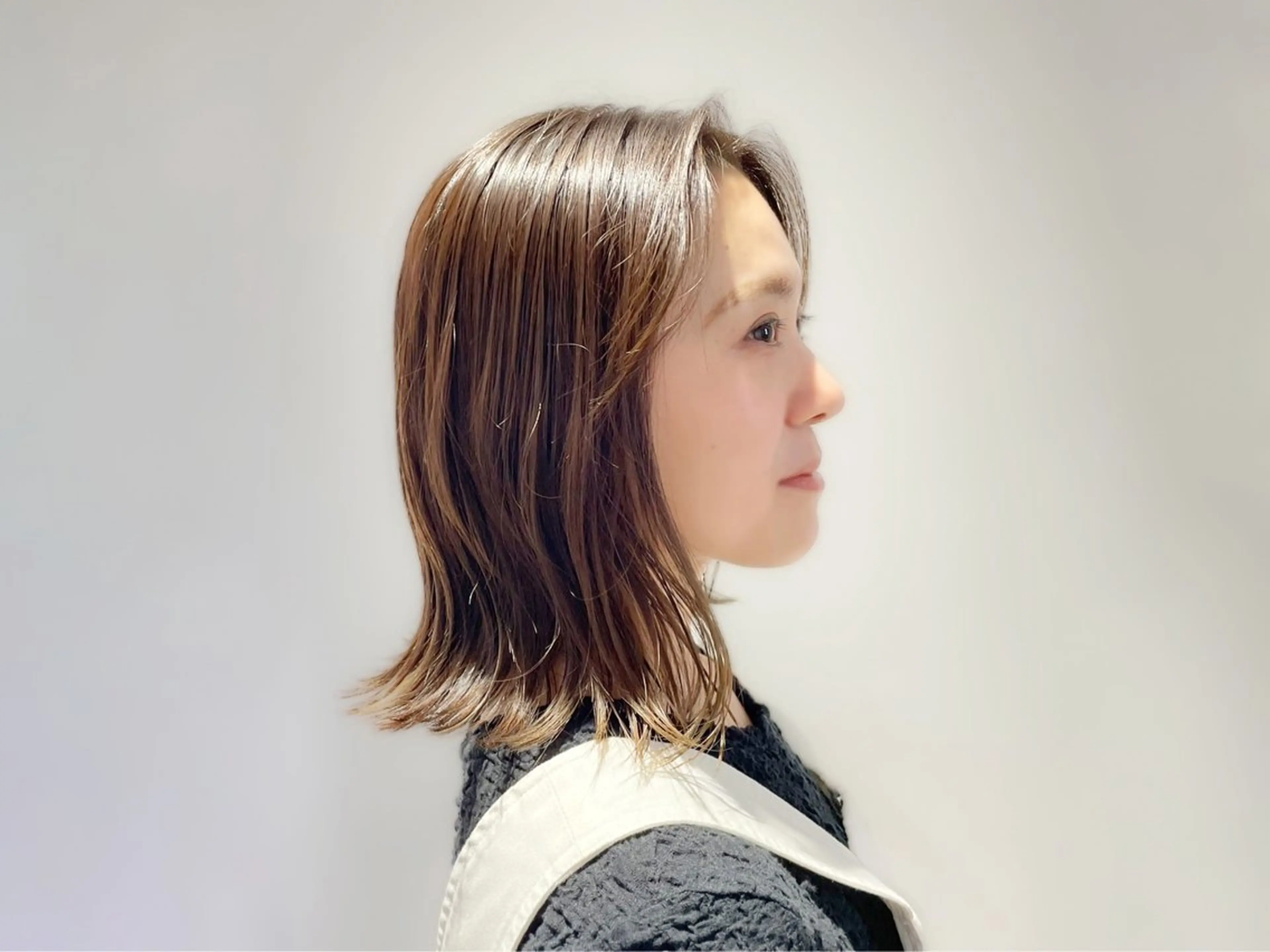 ミディアム アッシュ パープルカラー レイヤーカット ローレイヤー 鈴木 綾乃のヘアスタイル