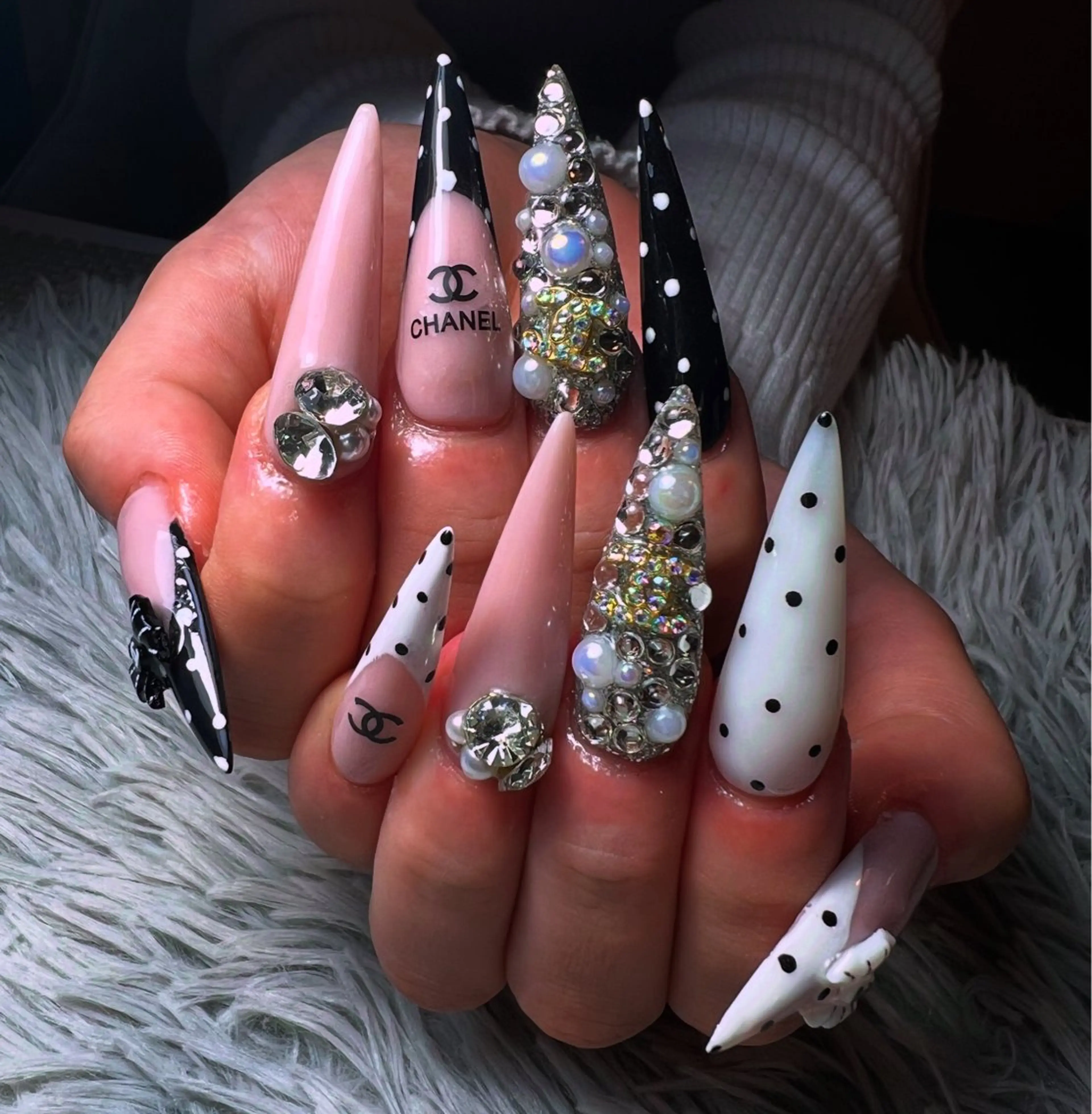 ネイル ドット フレンチネイル 持ち込み スカルプネイル ハンドネイル シェヌネイル JURAのネイルデザイン