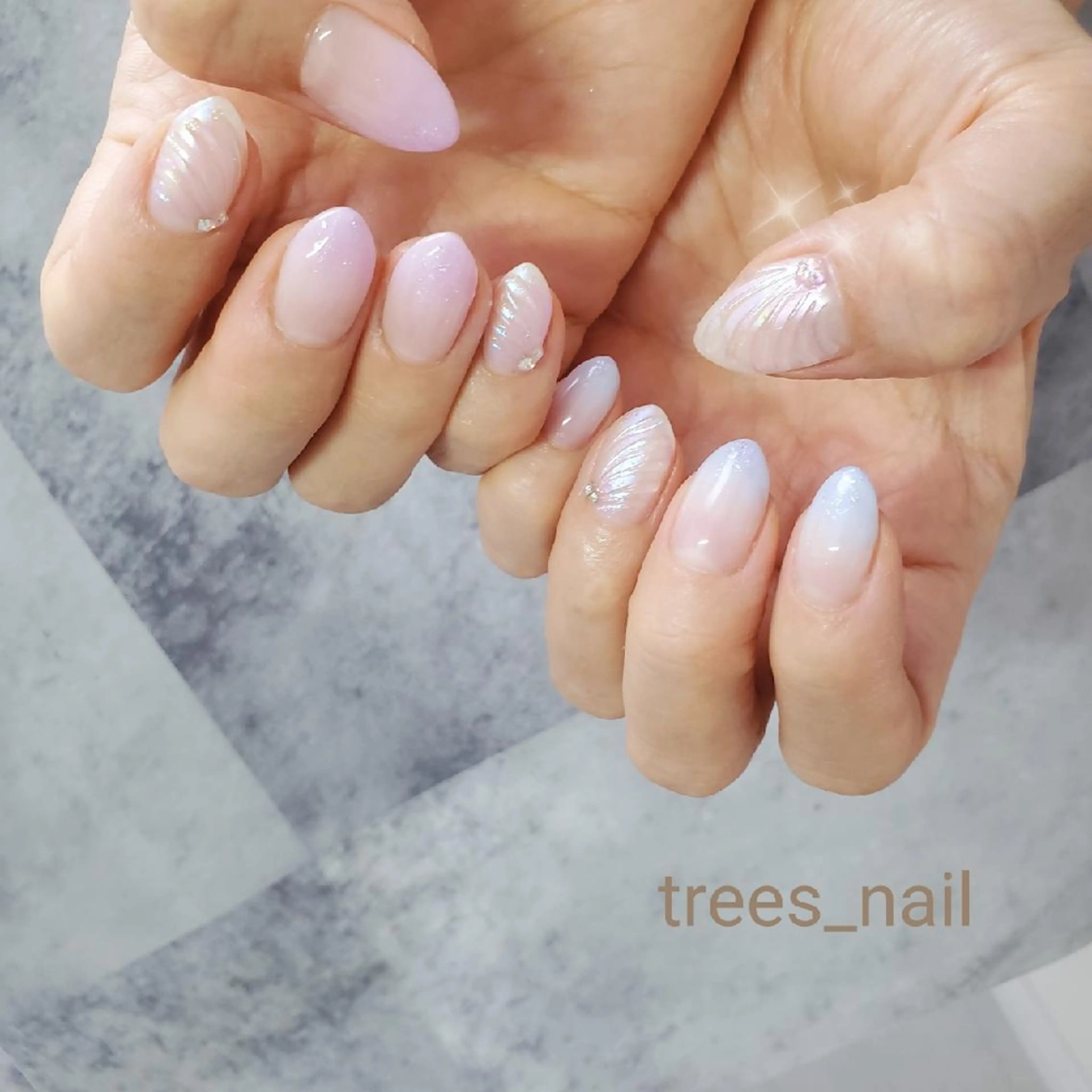 ネイル オーロラネイル ラメ(グリッター) 水色 ハンドネイル フットネイル trees_ nailのネイルデザイン