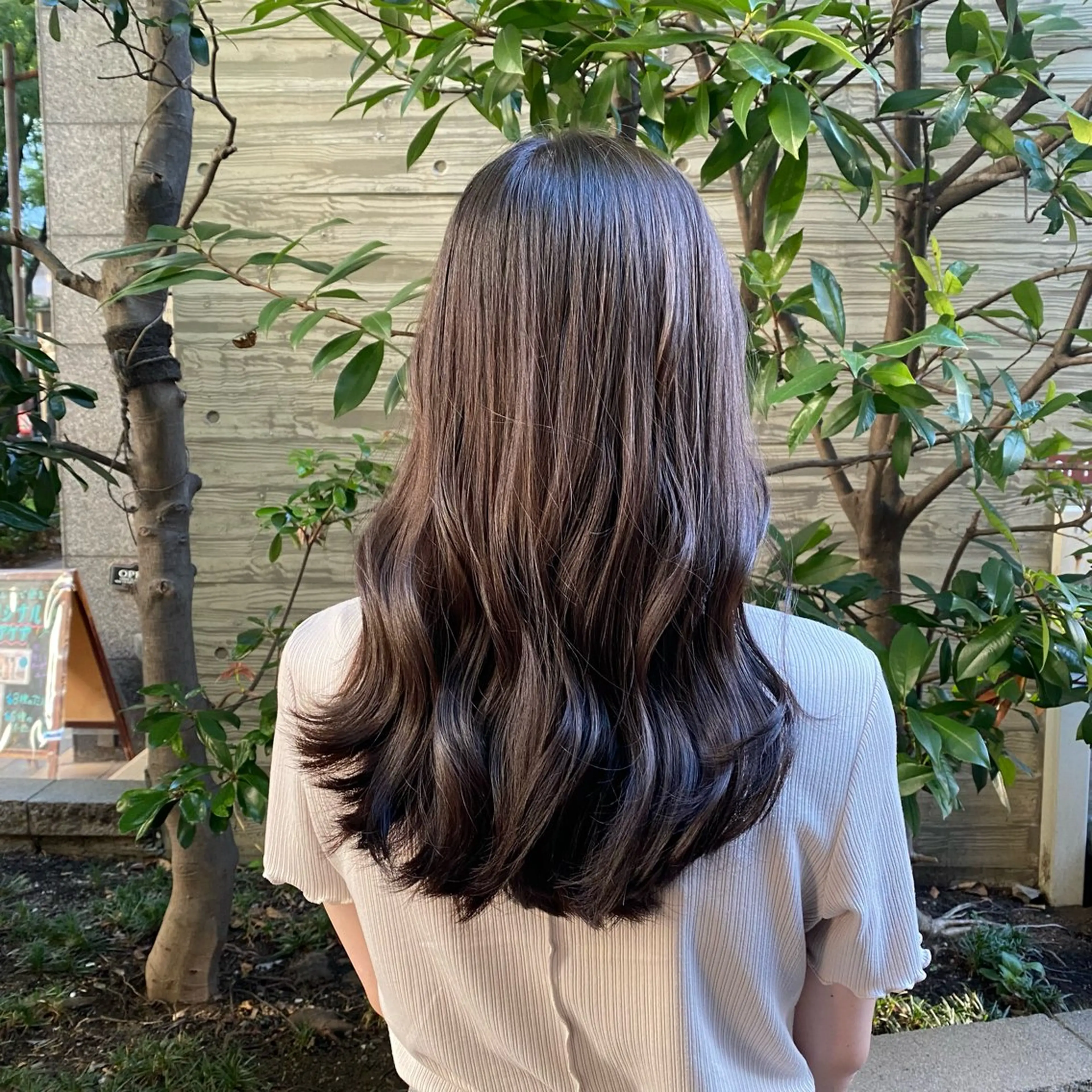 セミロング カラー ヘアアレンジ オリーブカラー ブリーチなし透明感 🕊ワダ　ユイのヘアスタイル