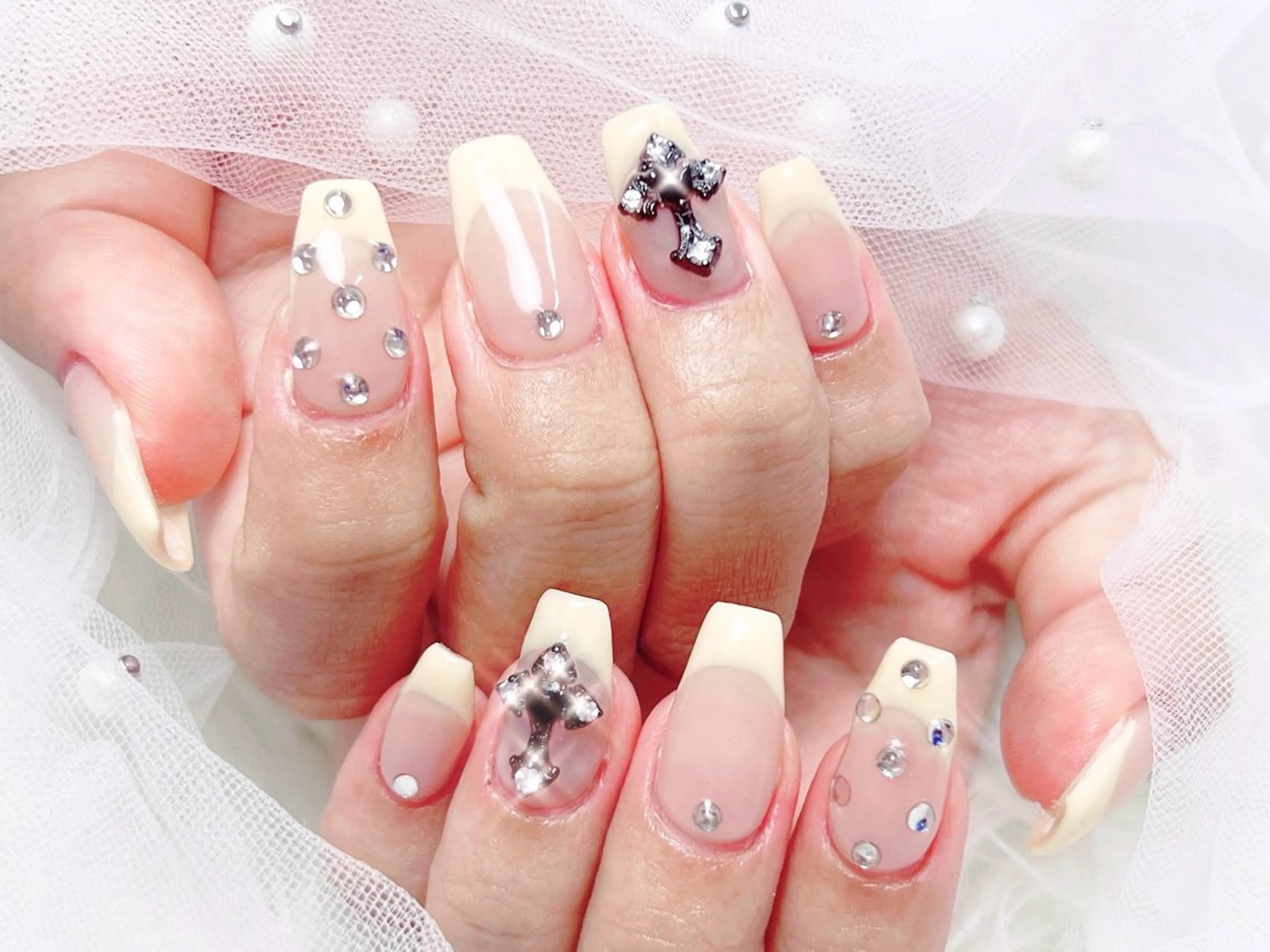 ネイル フレンチネイル ストーンネイル Lulu’s ネイルのネイルデザイン