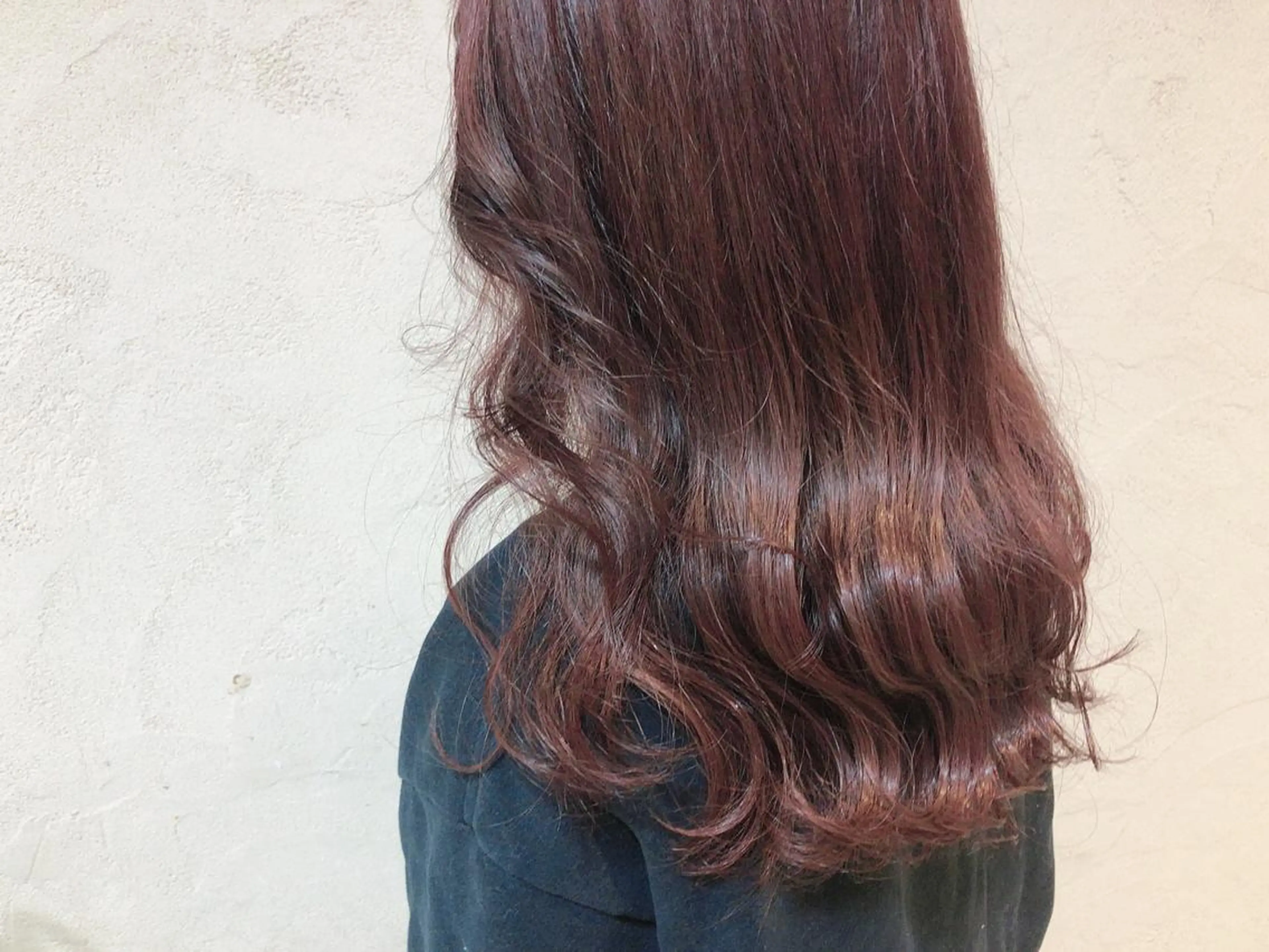 ロング カラー パーマ ヘアアレンジ ピンクカラー レッドカラー Sia.   大阪梅田茶屋町店所属・まつパ/まつエク Sia.茶屋町店のマツエク・マツパデザイン