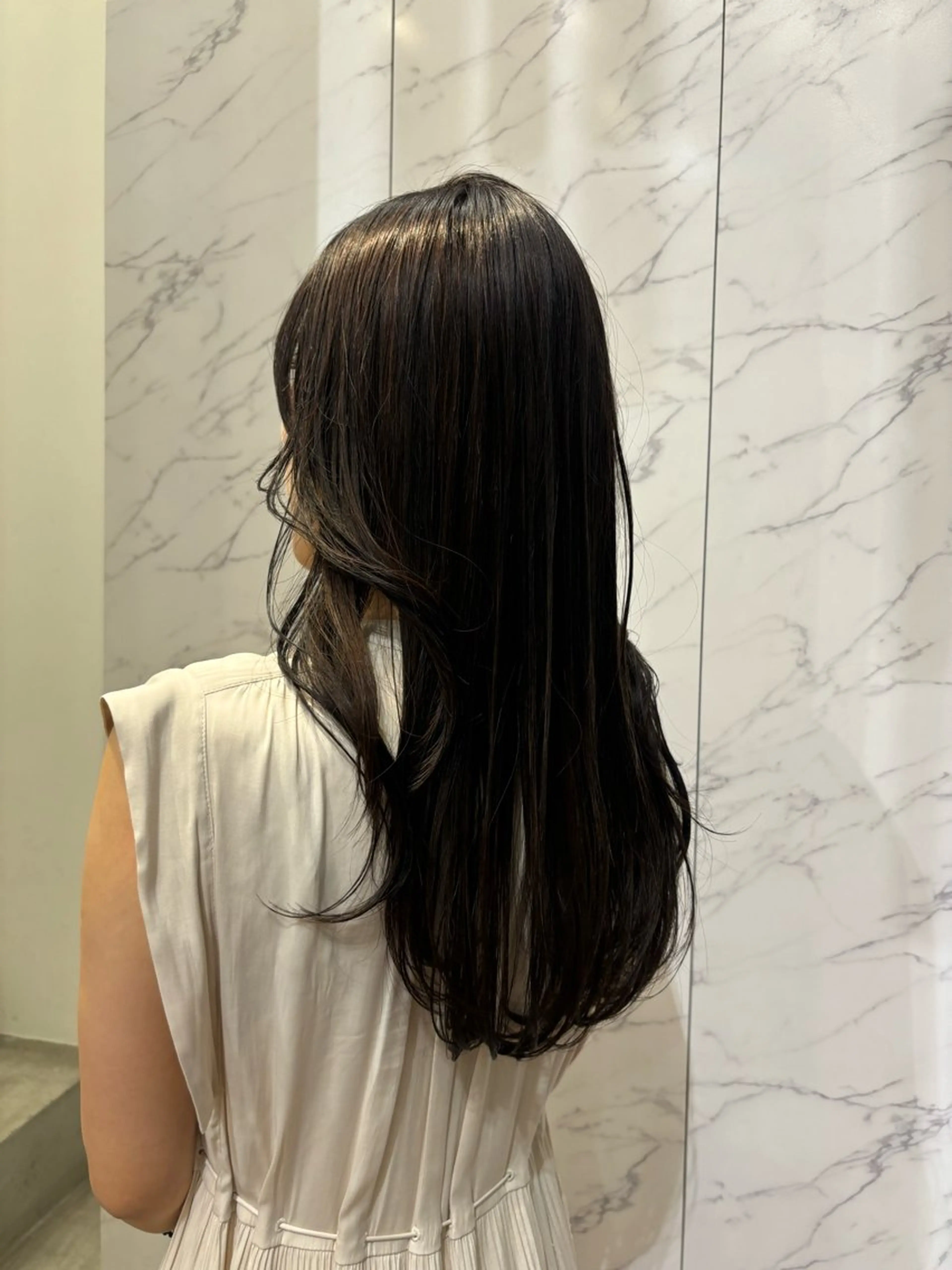 ロング mio / レイヤーカットモデルのヘアスタイル