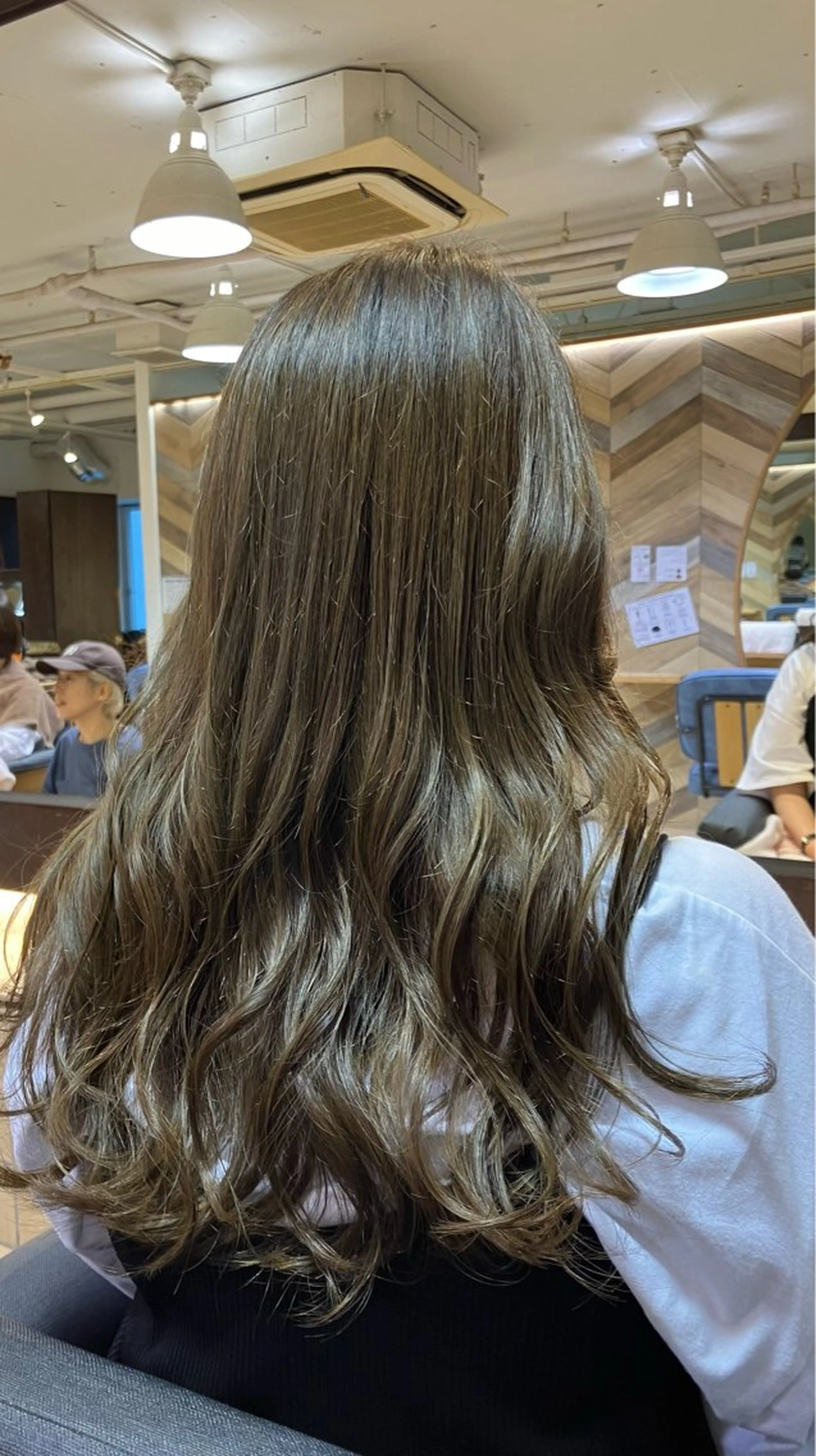 ロング カラー ブリーチ グレージュ ハイトーンカラー カーキグレージュ ブリーチなしカラー カット ヘアカラー トリートメント 奥谷 美代子のヘアスタイル