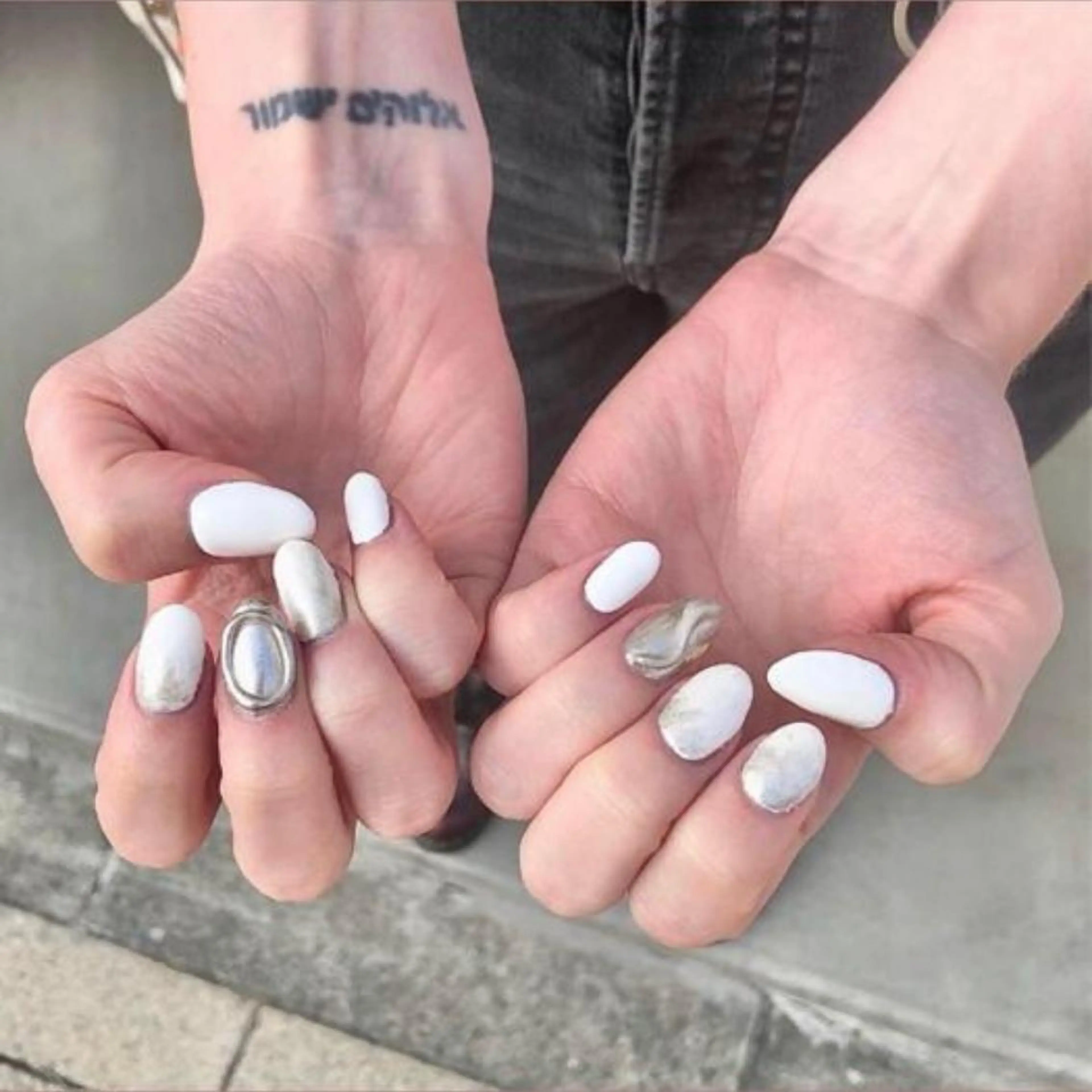 セミロング カラー パーマ ヘアアレンジ メンズ キッズ ネイル マツエク・マツパ アイブロウ ミラーネイル ホワイト mona/ ストレートスタイル✨のヘアスタイル