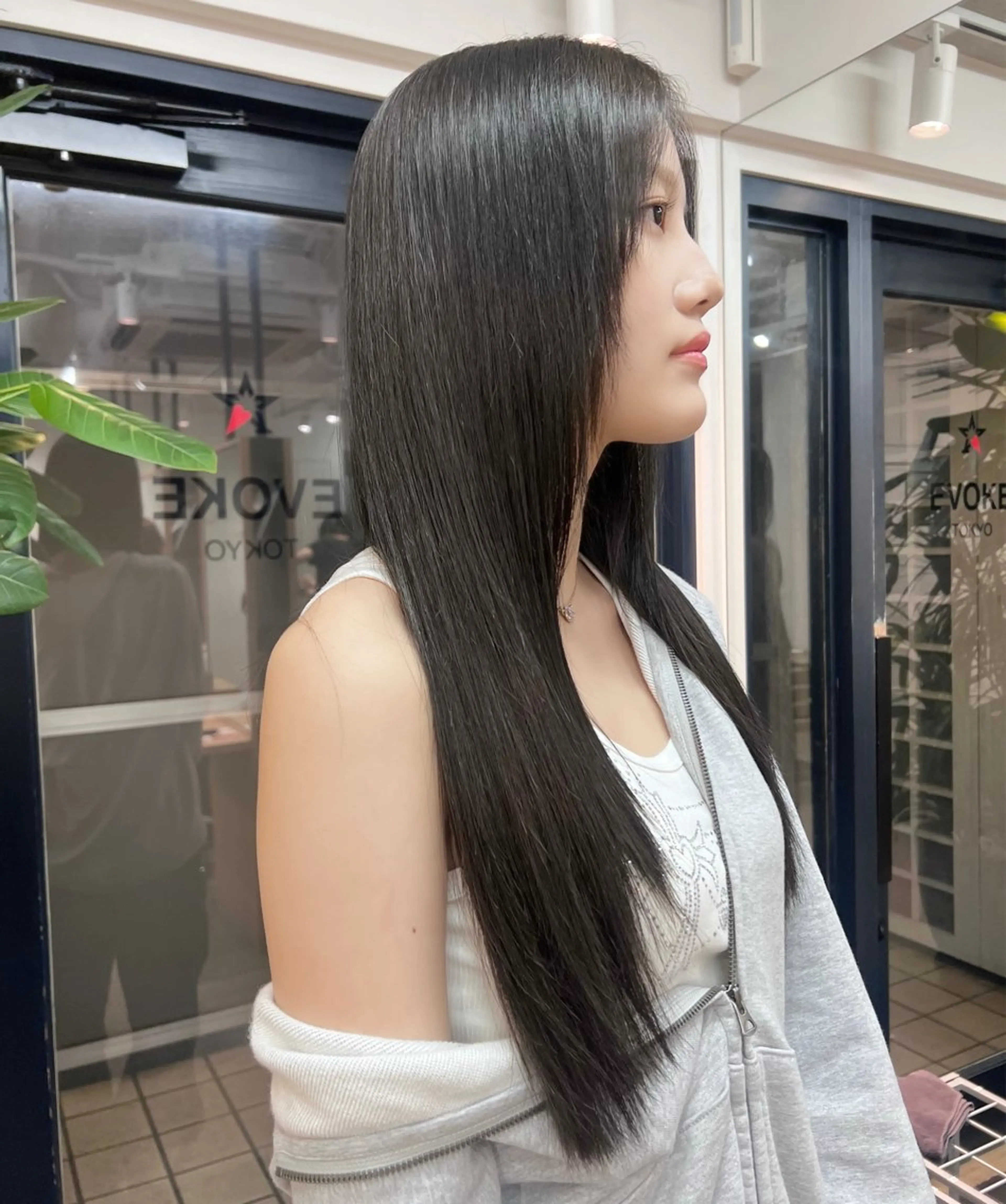 セミロング 髪質改善 レイヤーカット 小顔カット 縮毛矯正 Omnis所属・山中 欧輔のヘアスタイル