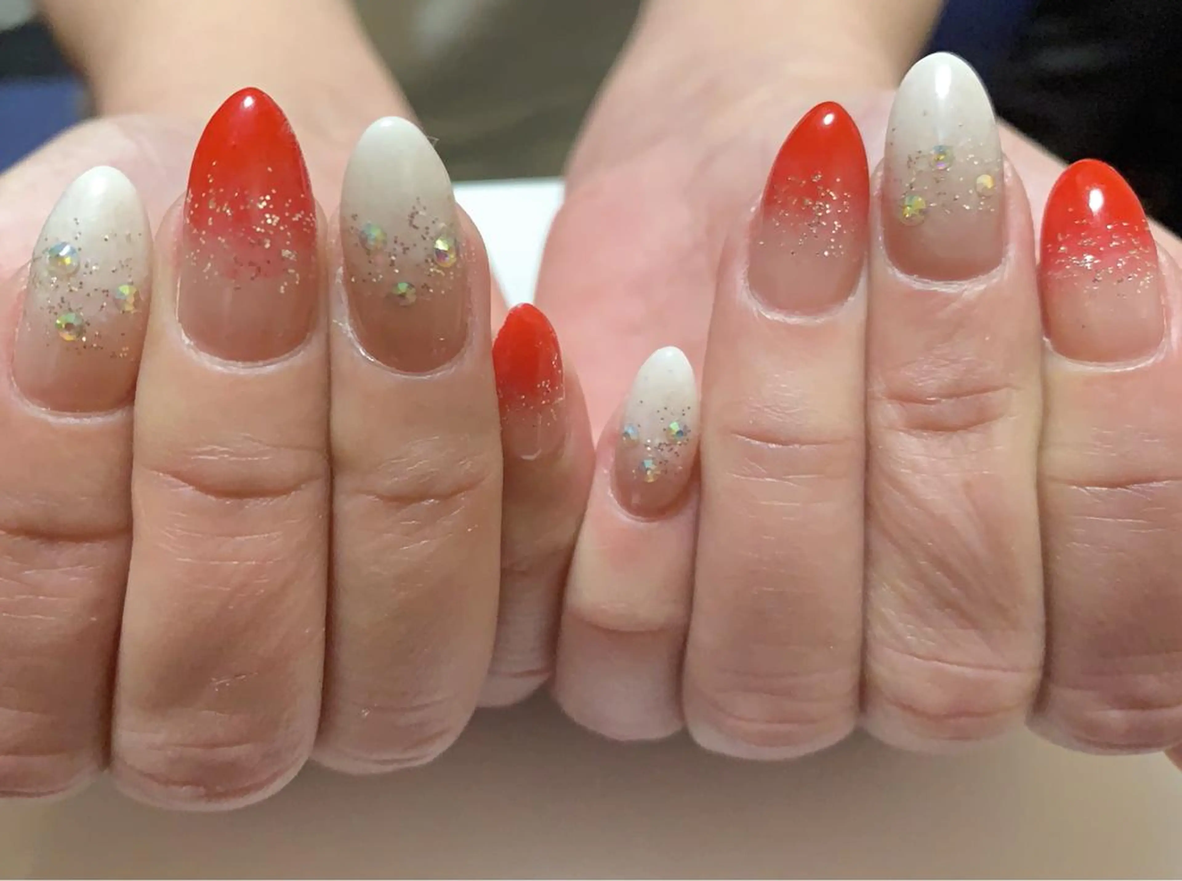 ネイル グラデーション 赤色 ホワイト ManiNail所属・Mani Nailsのネイルデザイン