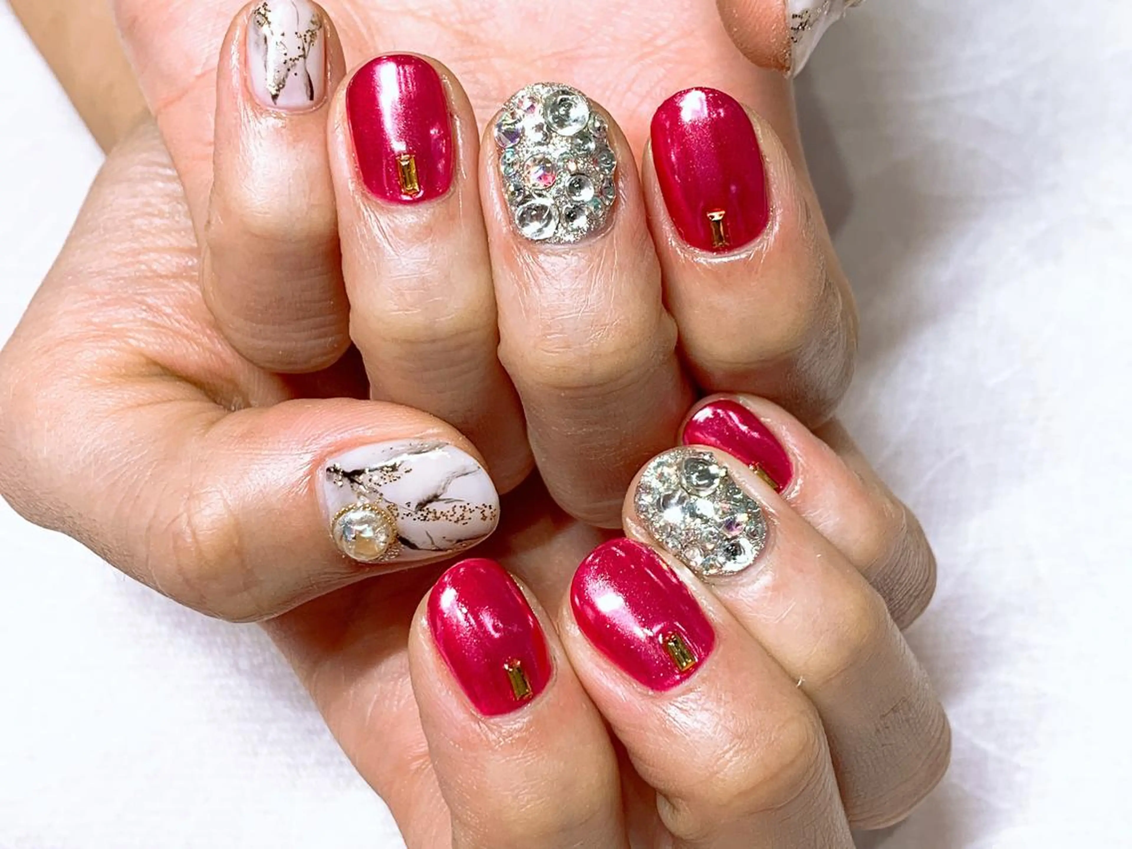 ネイル 大理石ネイル(マーブル) ミラーネイル ピンク 赤色 THECOLORS所属・近貞 莉奈のネイルデザイン