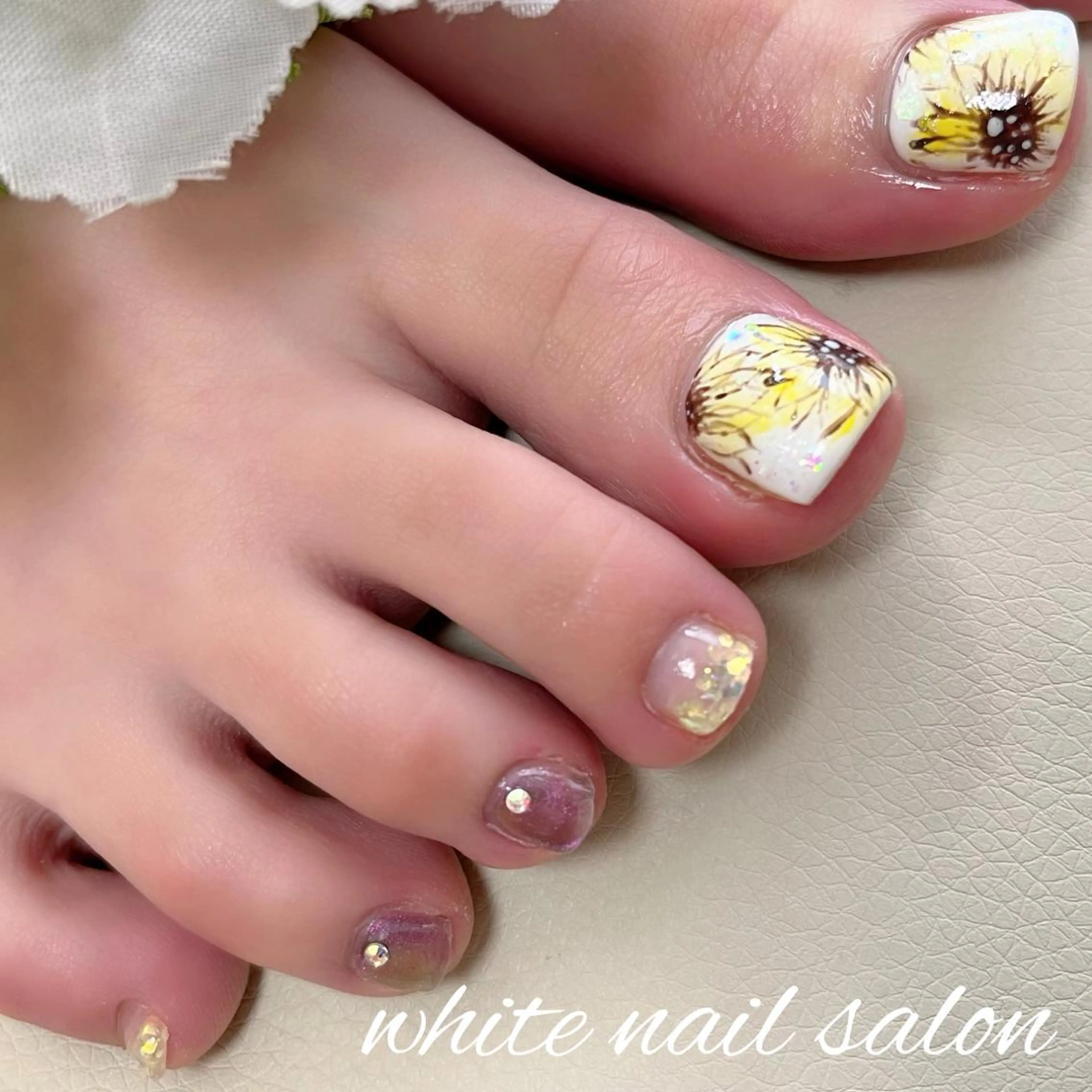 ネイル フットネイル ジェルネイル ハードジェル ラメ(グリッター) 持ち込み フットネイル white nail salonのネイルデザイン
