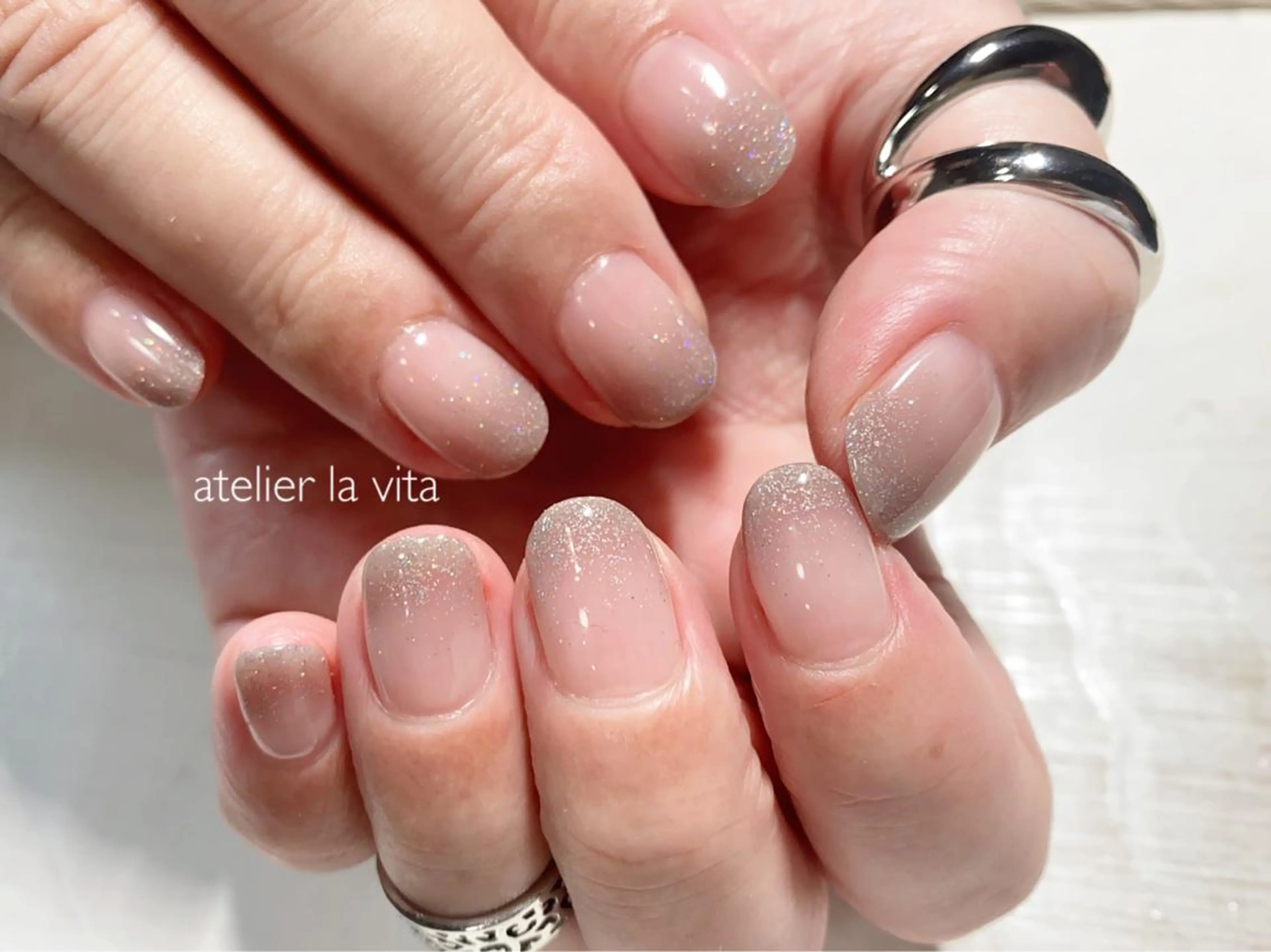 ネイル オーロラネイル グラデーション ワンカラーネイル ハンドネイル atelier la vita所属・lavita. mimuraのネイルデザイン