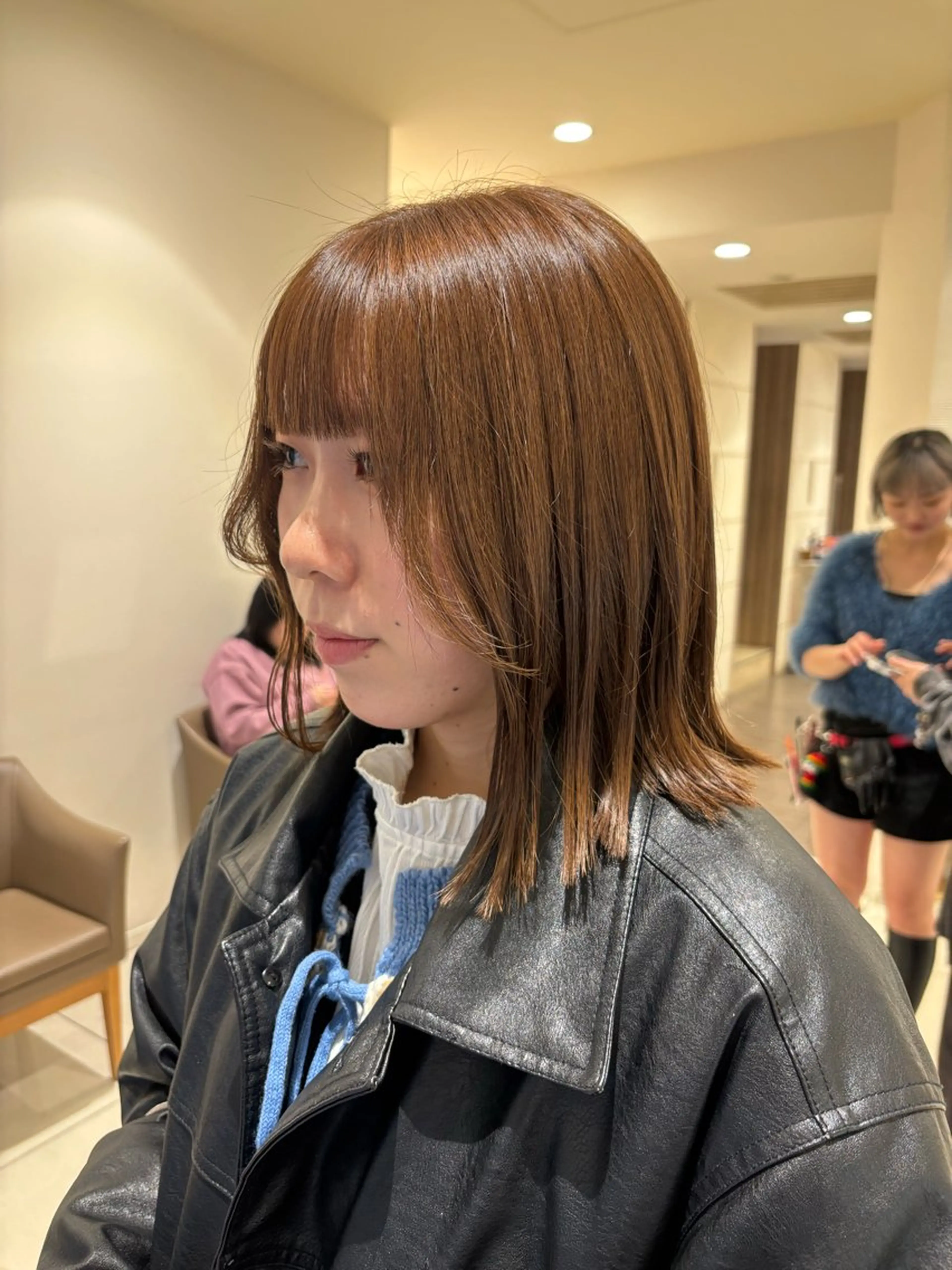 ミディアム カット ヘアカラー トリートメント 韓国レイヤー🪽 耳ツボジュエリーのヘアスタイル