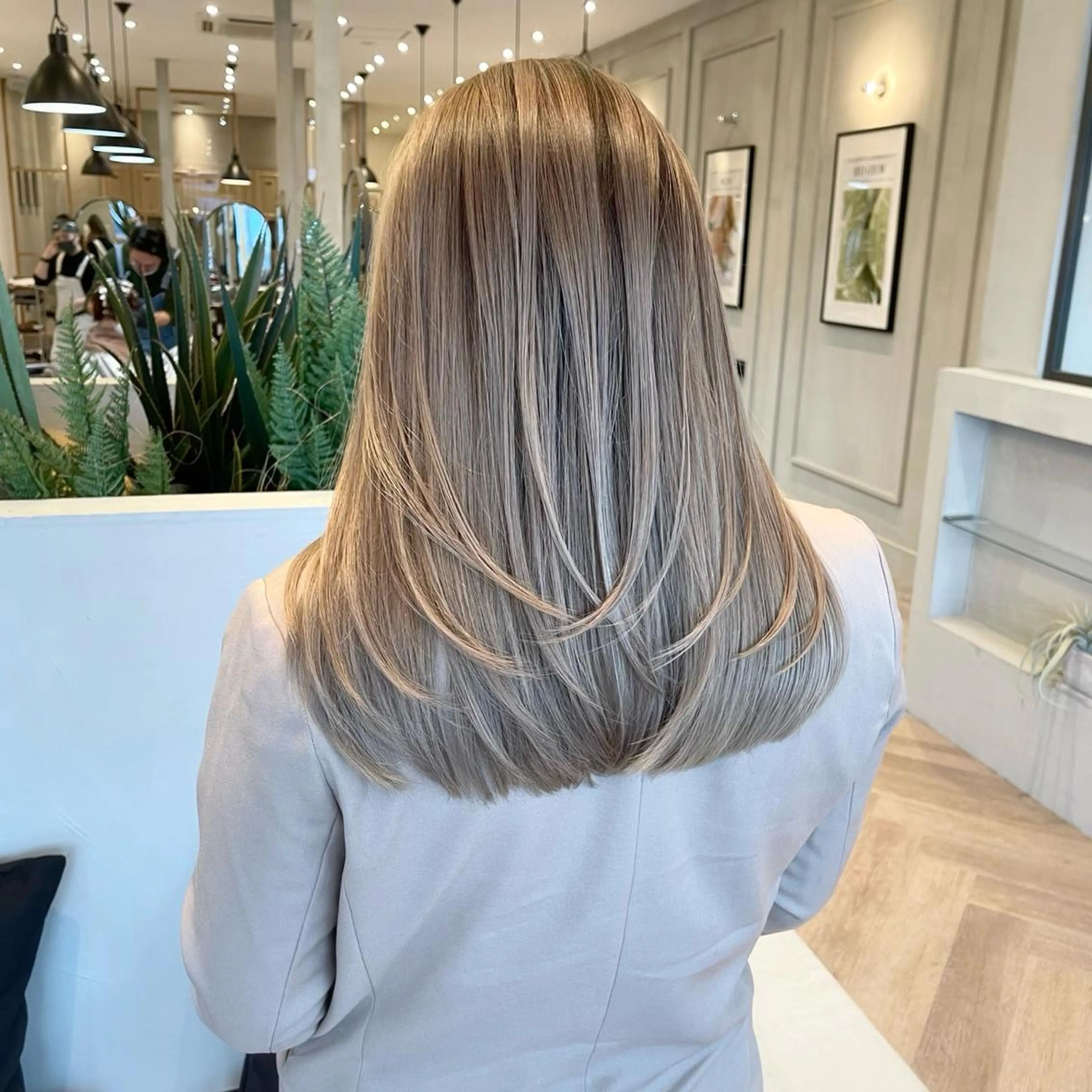 ミディアム カラー ヘアアレンジ バレイヤージュ デザインカラー ハイライトカラー 外国人風カラー ハイライト カット ヘアカラー トリートメント アンドウ ユウ/ レイヤーカット/韓国のヘアスタイル