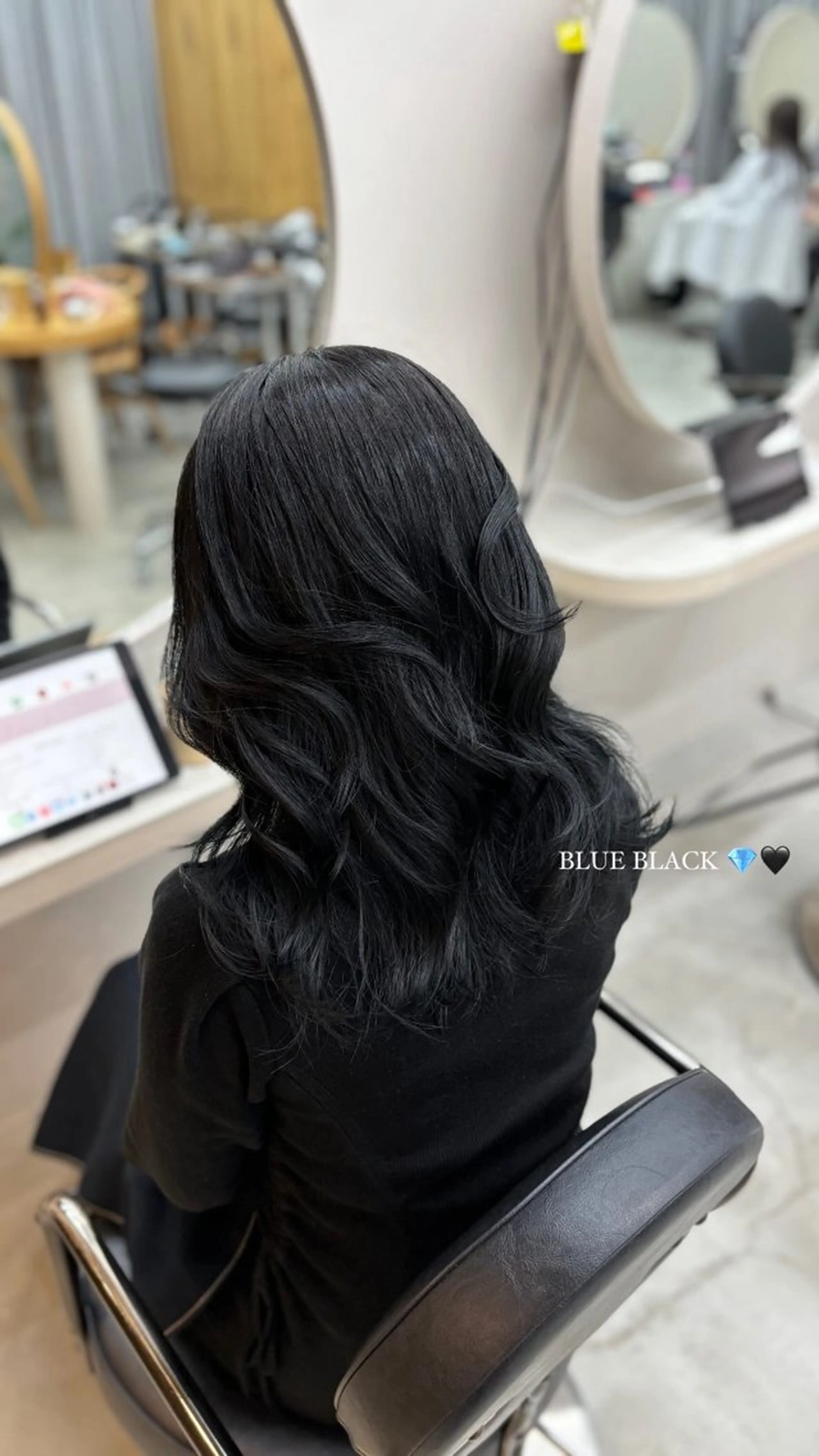 カラー 黒髪 ブルーカラー ブルーブラック vicca所属・レイヤーカット KAEのヘアスタイル