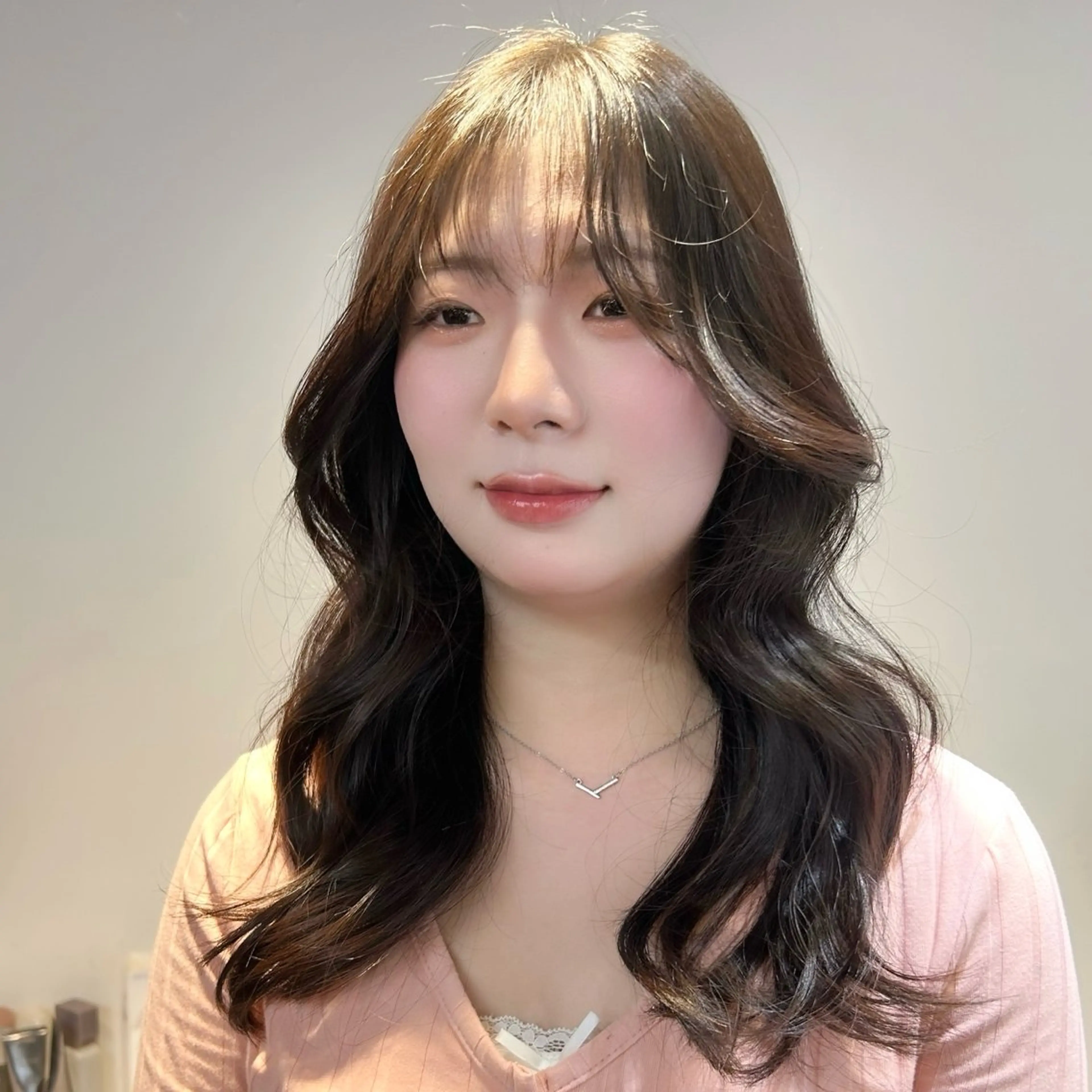 セミロング カラー ヘアアレンジ 透明感カラー グレージュ 顔まわりレイヤー 顔周りカット 韓国風ヘア 韓国ヘア×髪質 改善🇰🇷シオリのヘアスタイル