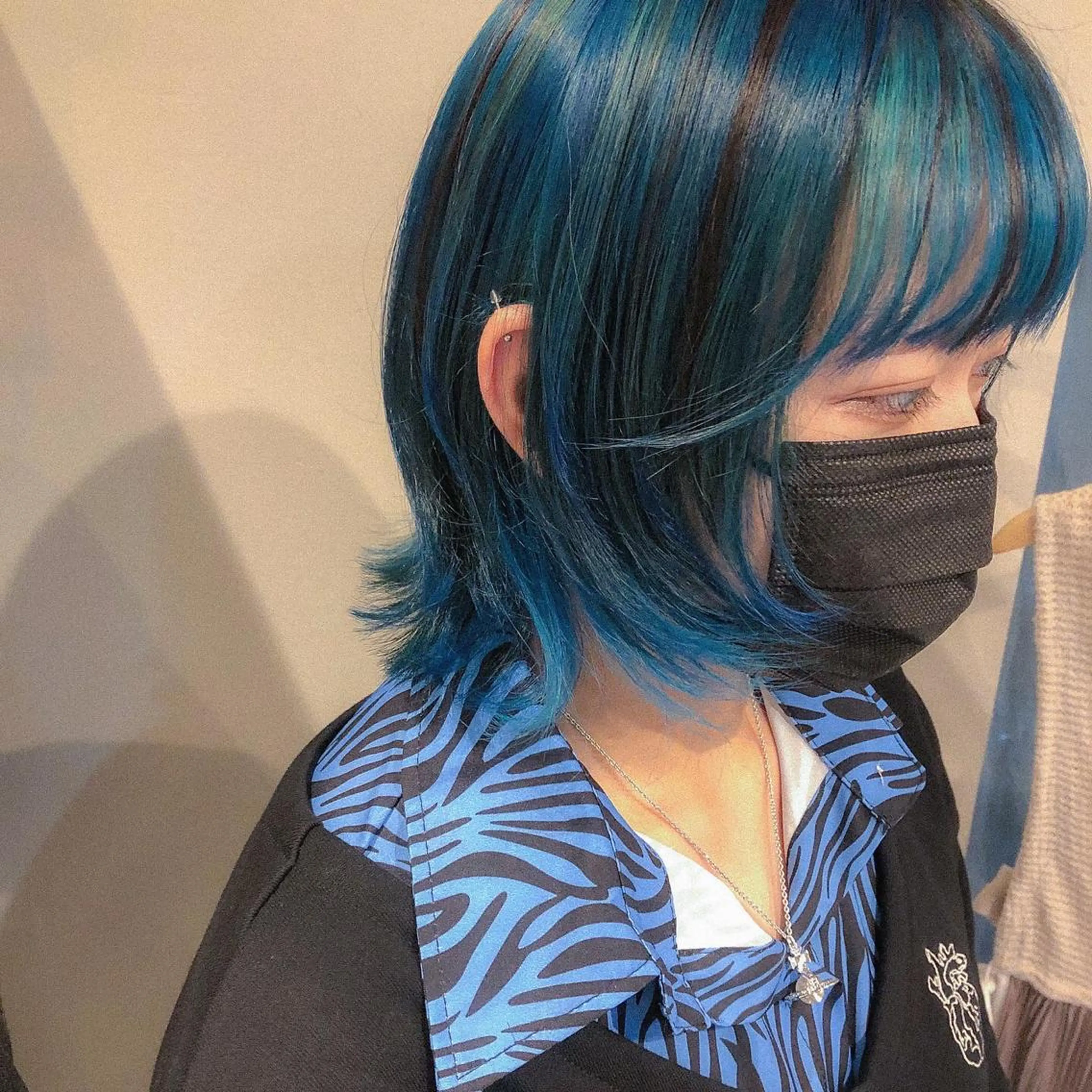 セミロング カラー ブルーカラー ウルフカット ヘアカラー カラーパティシエ facce🌼ikoのヘアスタイル