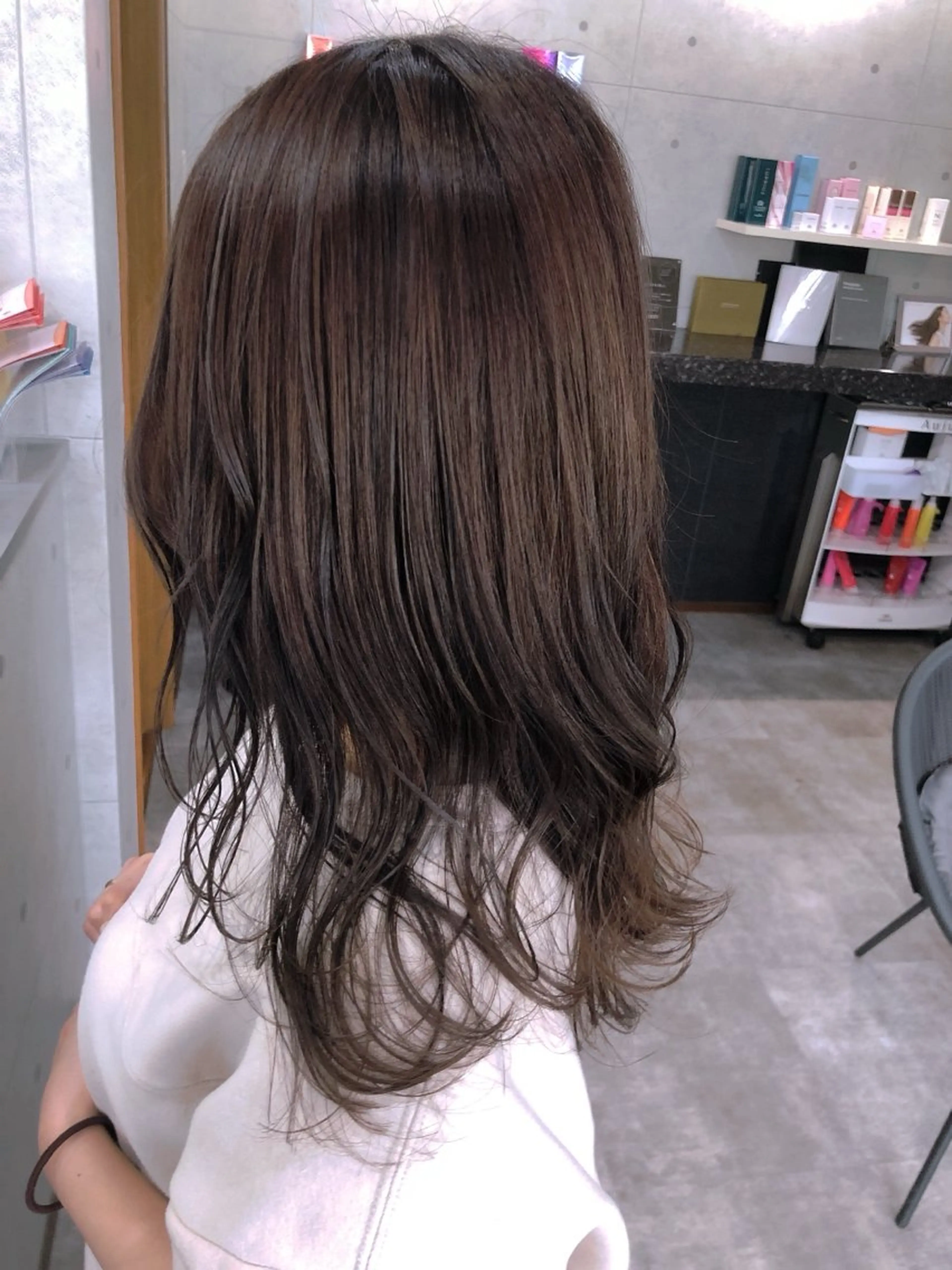 ミディアム ボブ くびれヘア くせ毛 髪質改善 切りっぱなしロブ カット ヘアカラー REVE所属・REVE美容室 REVEマツエクのヘアスタイル