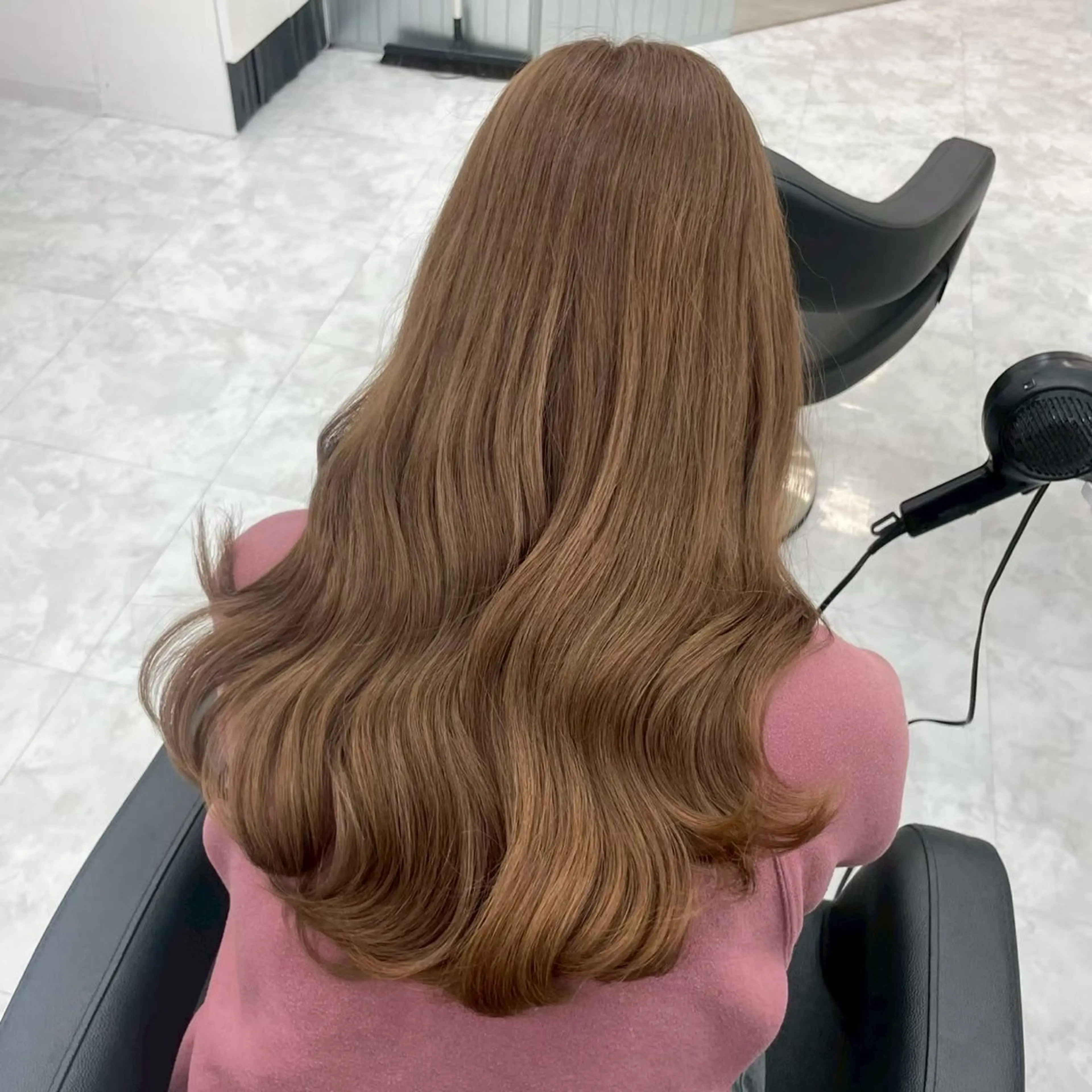 ロング カラー 🖤ハイトーン× レイヤー🖤SARAのヘアスタイル