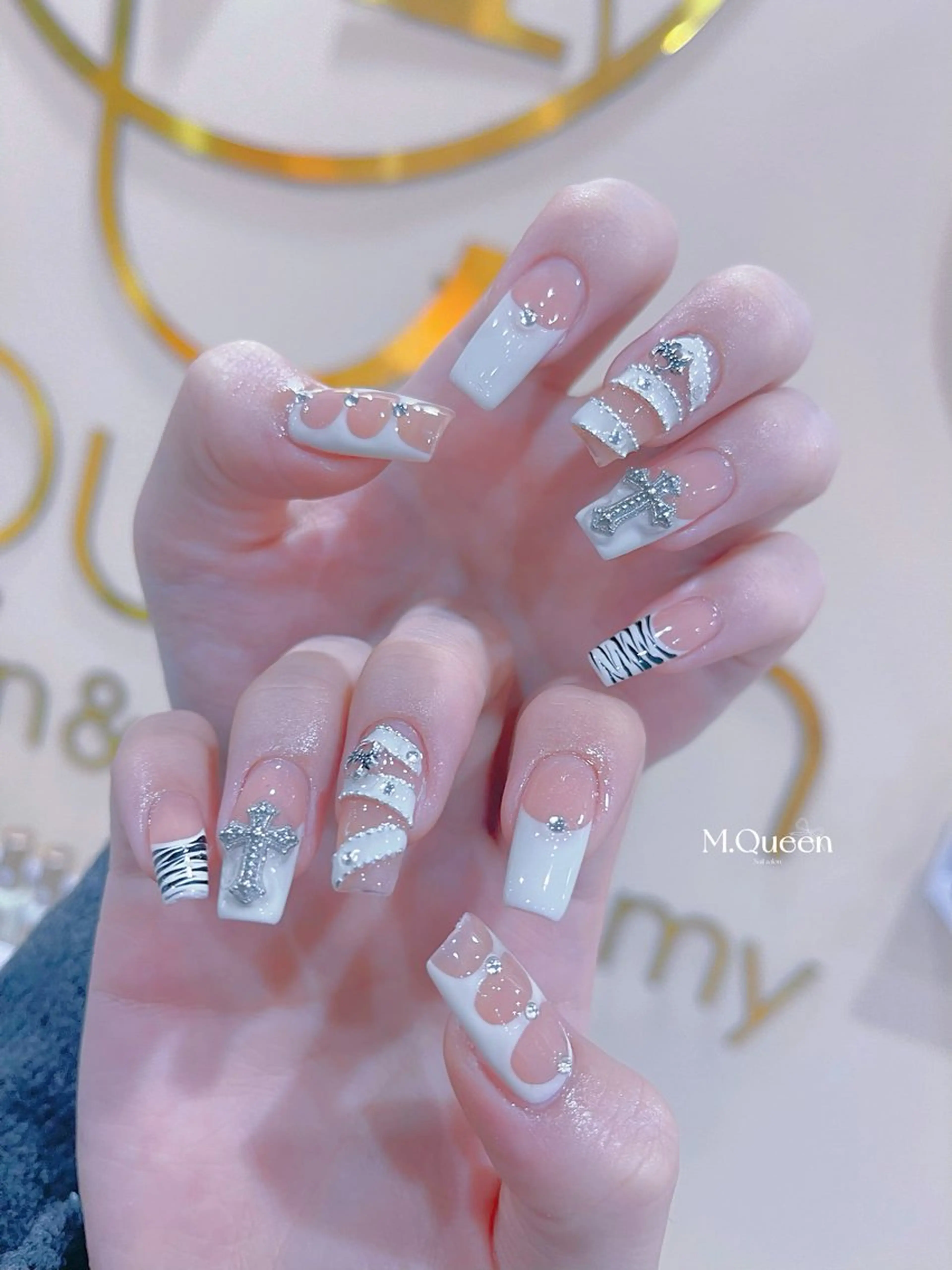 ネイル MQueen ネイルサロンマルのネイルデザイン