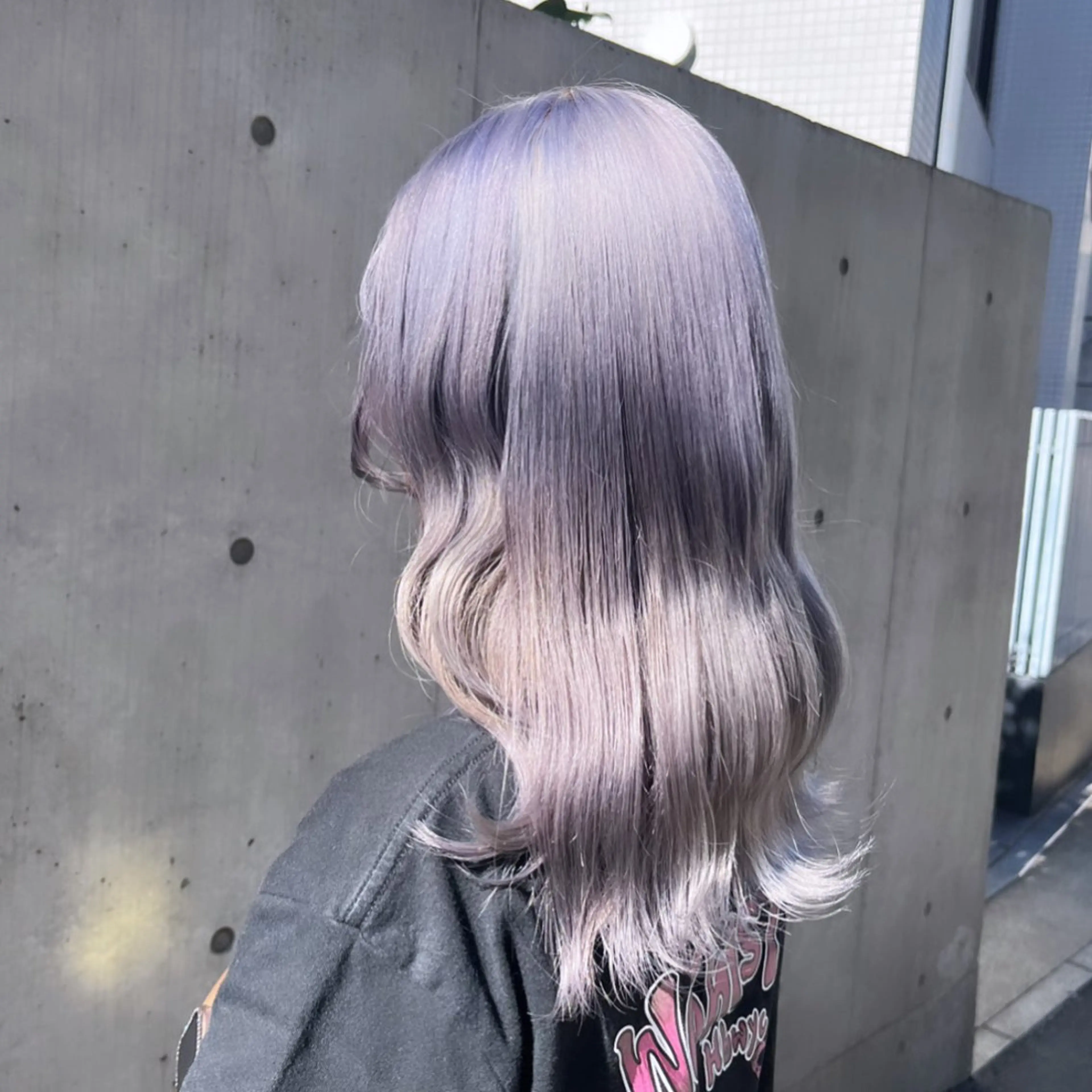 ミディアム カラー ブリーチ ブルーカラー ブルーラベンダー ハイトーンカラー ラベンダーカラー ヘアカラー トリートメント ヘッドスパ ヘアセット カジュアルを女っぽく 𝗮𝘆𝗮𝗰𝗼のヘアスタイル