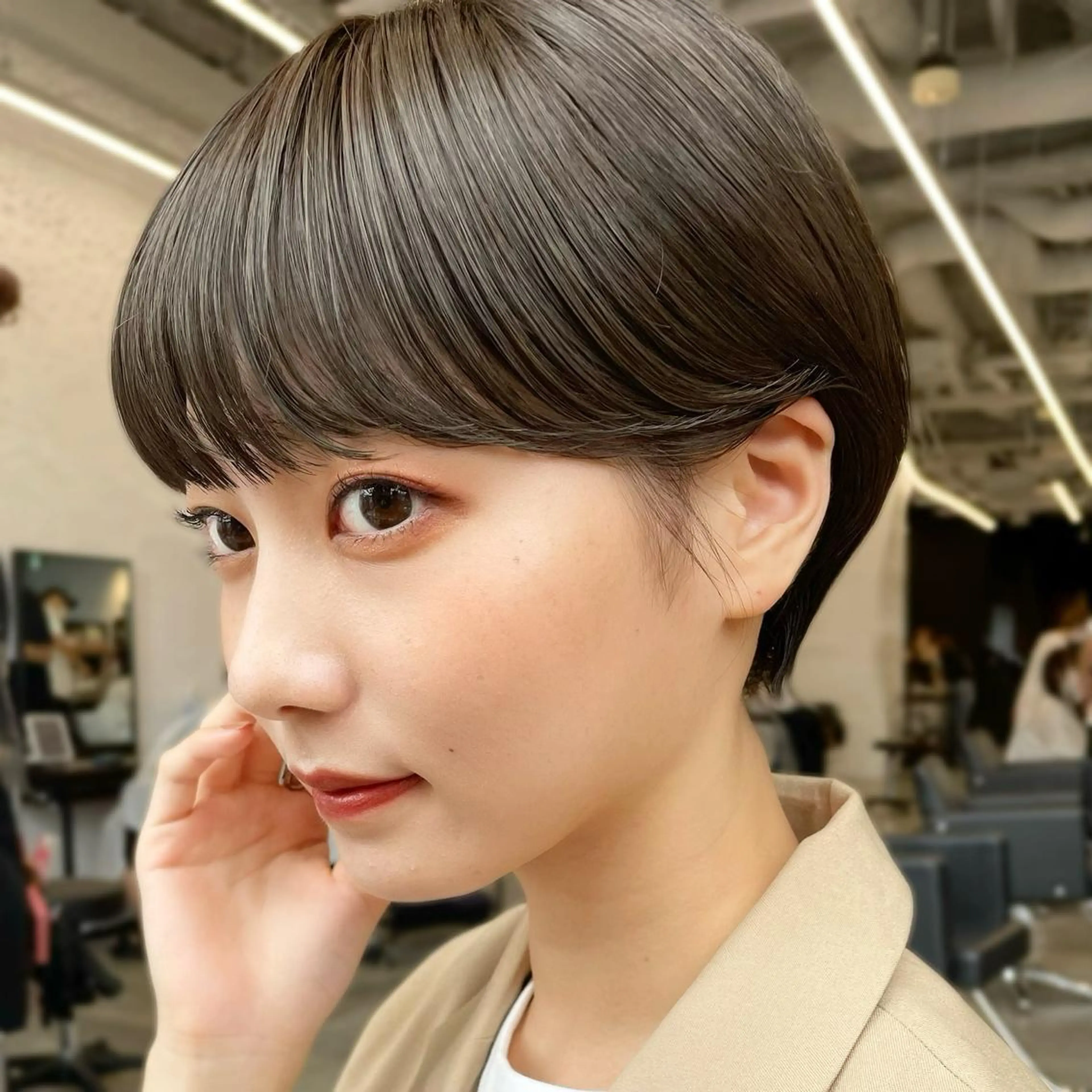 ショート カラー グレージュ オリーブグレージュ オリーブグレー ショートヘア レイヤー/ショート透 明感カラー/西田祐賀のヘアスタイル