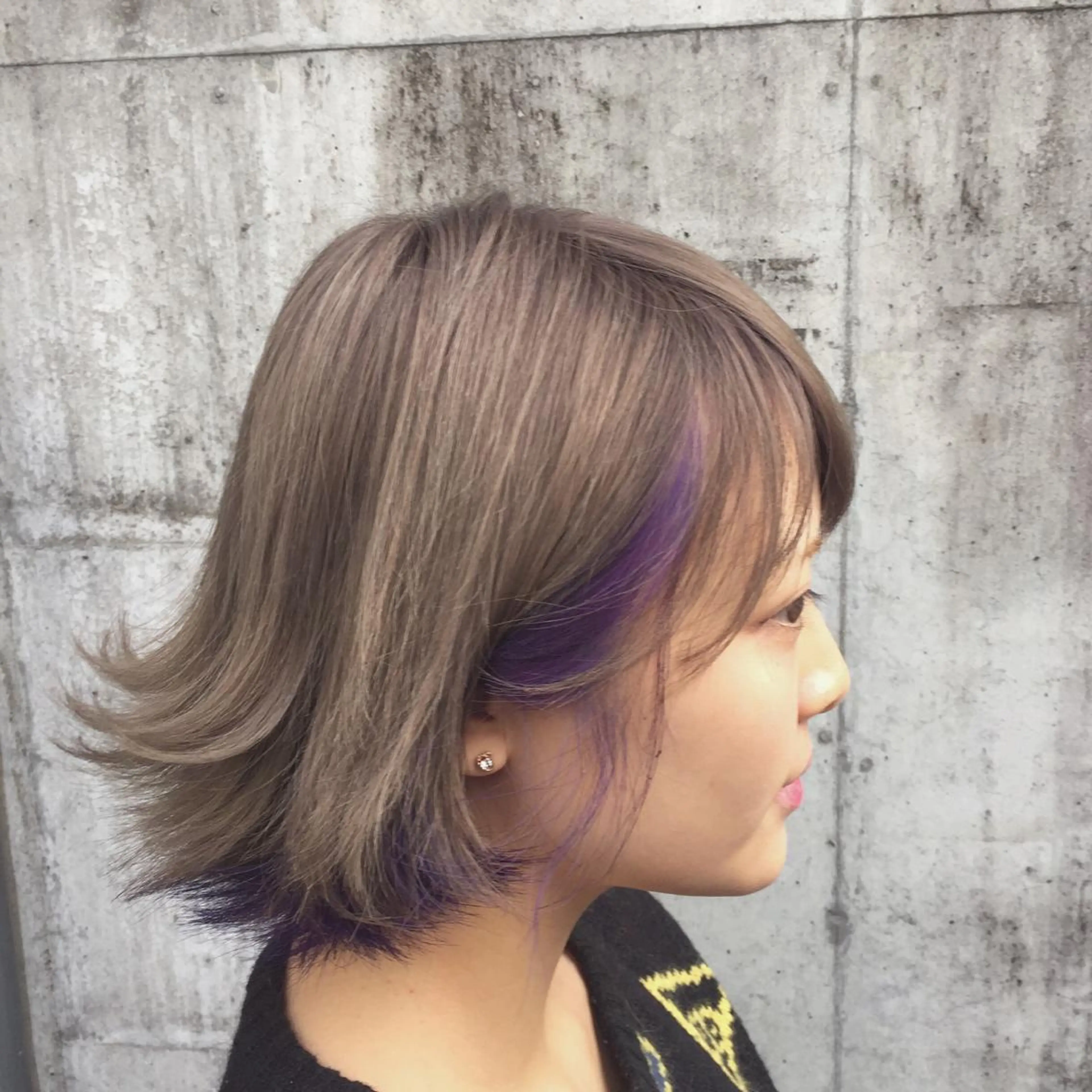 ショート カラー ブラウンカラー インナーカラー パープルカラー 外ハネヘア FÜRSTIN所属・西村髪質改善 ブリーチ縮毛矯正のヘアスタイル