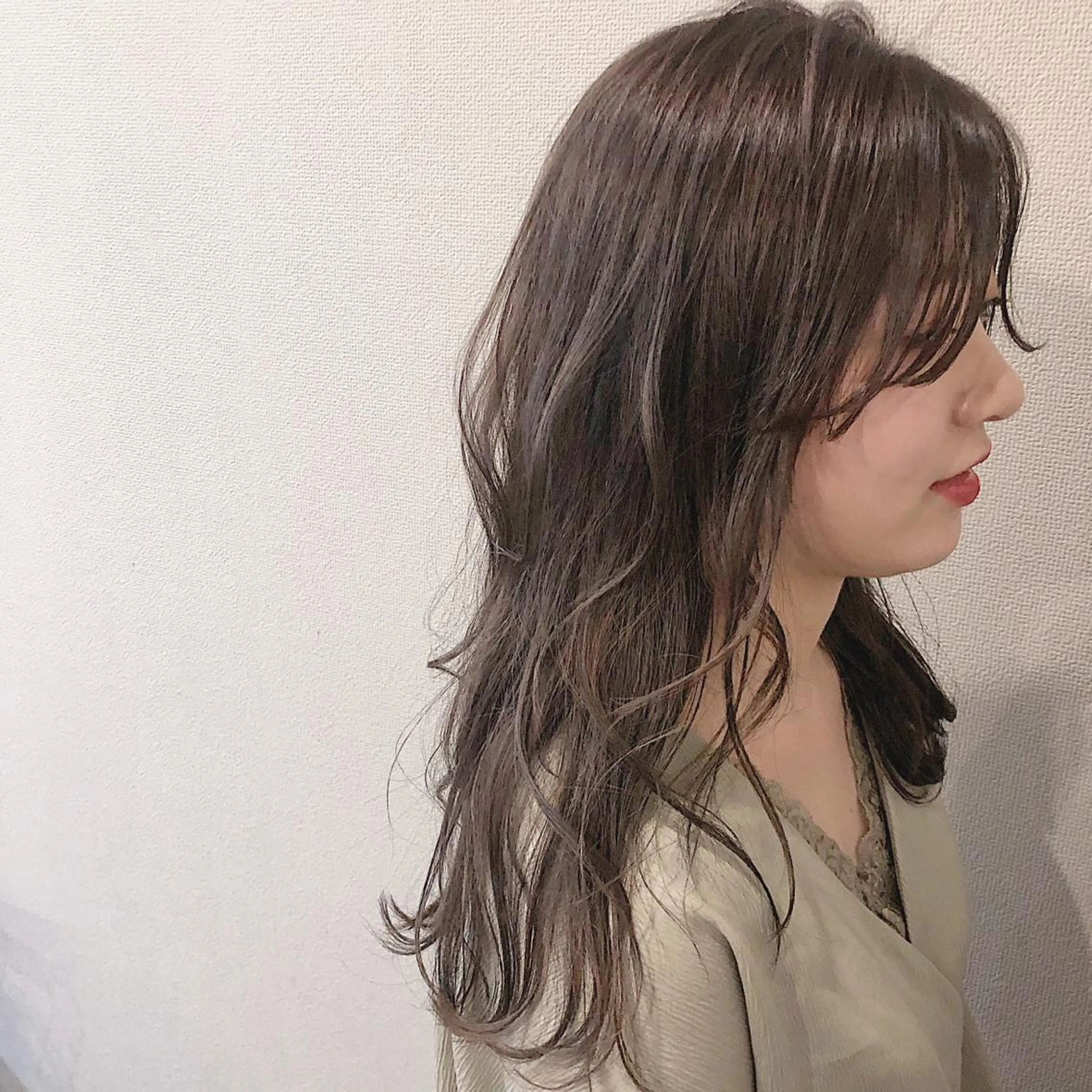 セミロング カラー ベージュカラー 透明感カラー ラベンダーカラー ラベンダーベージュ レイヤーカット カット ヘアカラー トリートメント CISCO所属・山口 浩之のヘアスタイル