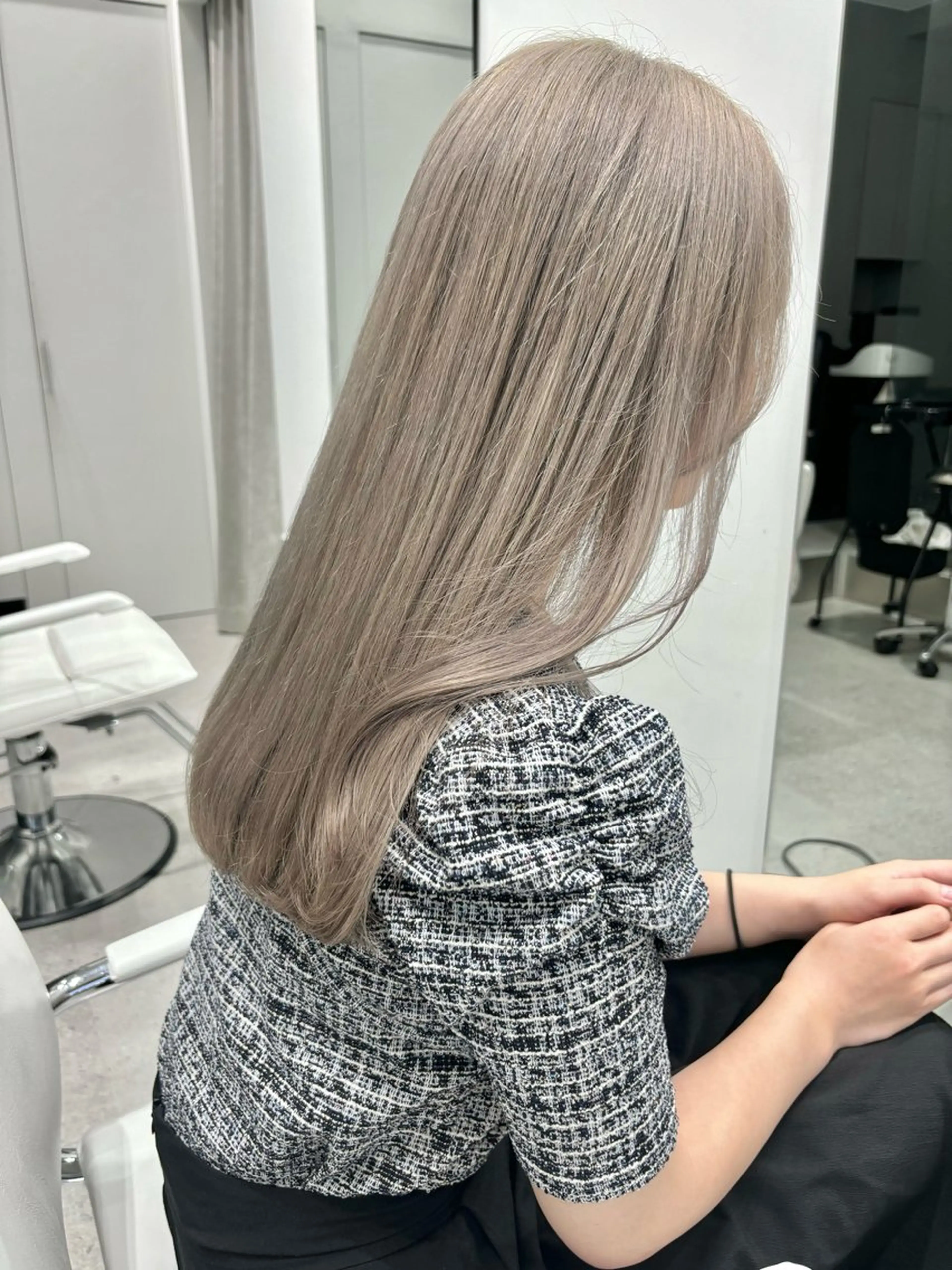 ロング カラー グレージュ iLi所属・iLi 《イリ》のヘアスタイル