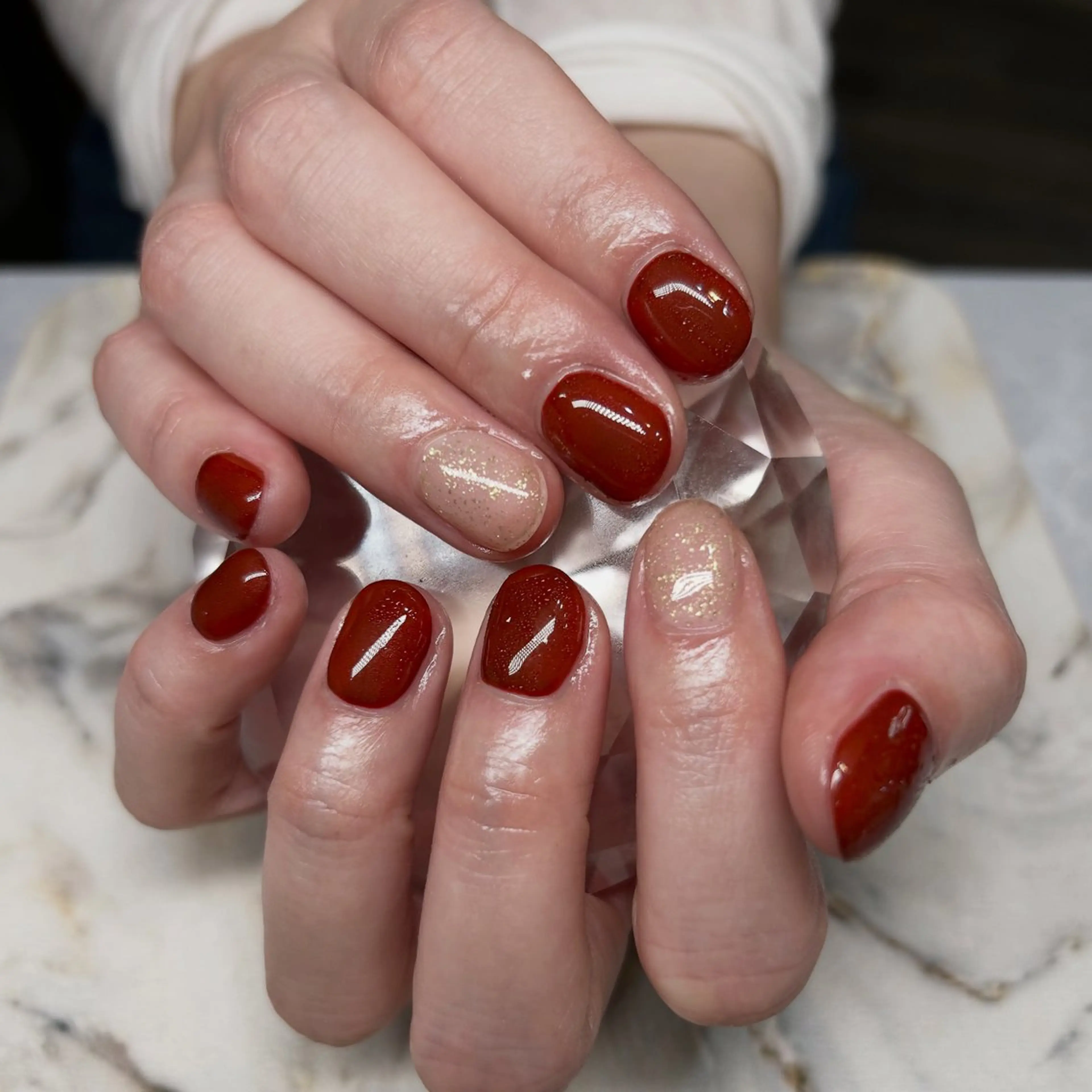 ネイル ブラウン ラメ(グリッター) オフィスネイル ワンカラーネイル 赤色 Nail Stellaのネイルデザイン