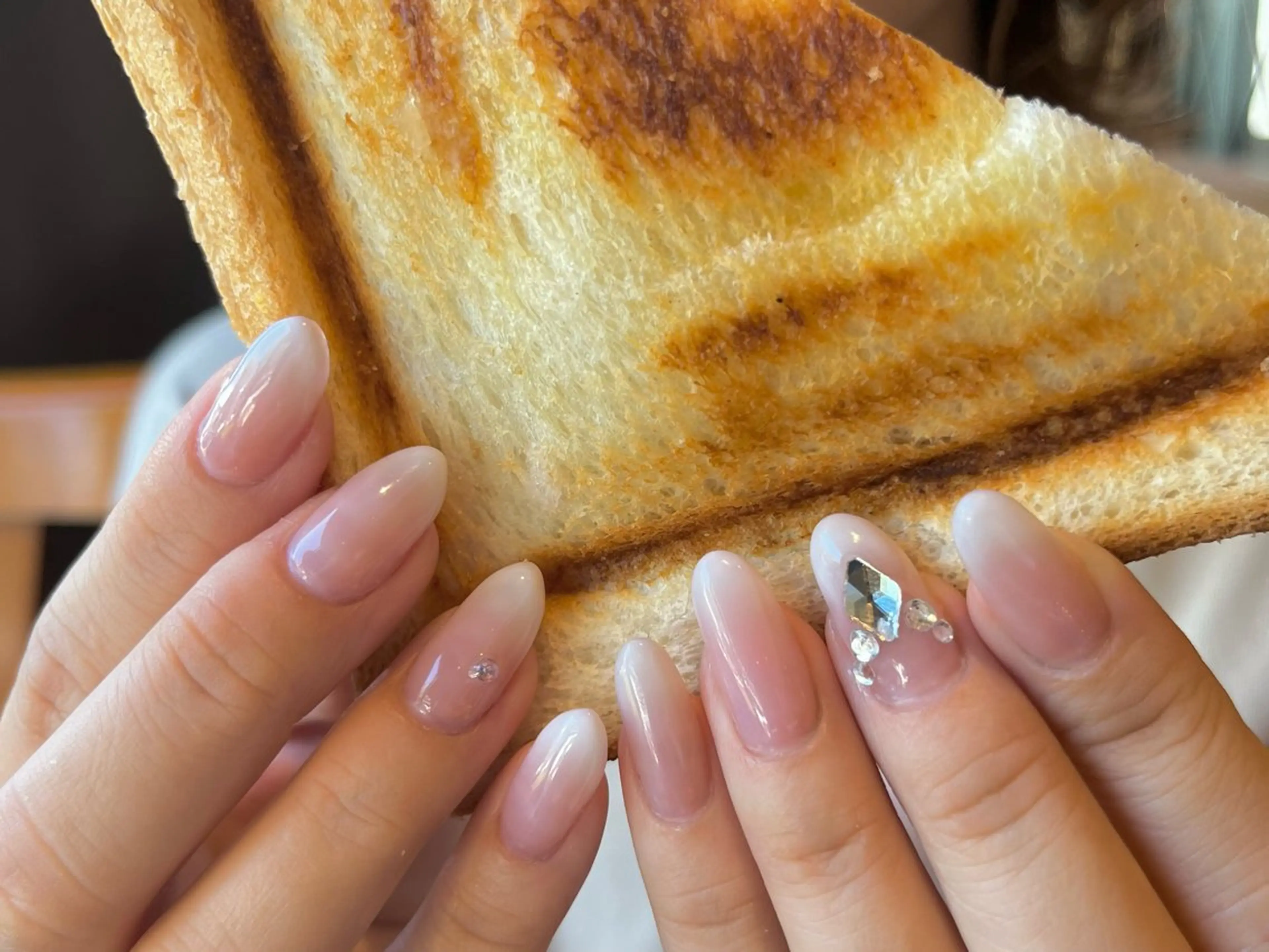 ミディアム カラー ネイル グラデーションカラー グラデーション ホワイト Queen nail所属・QUEENＮA IＬ JR寺田町1分のネイルデザイン