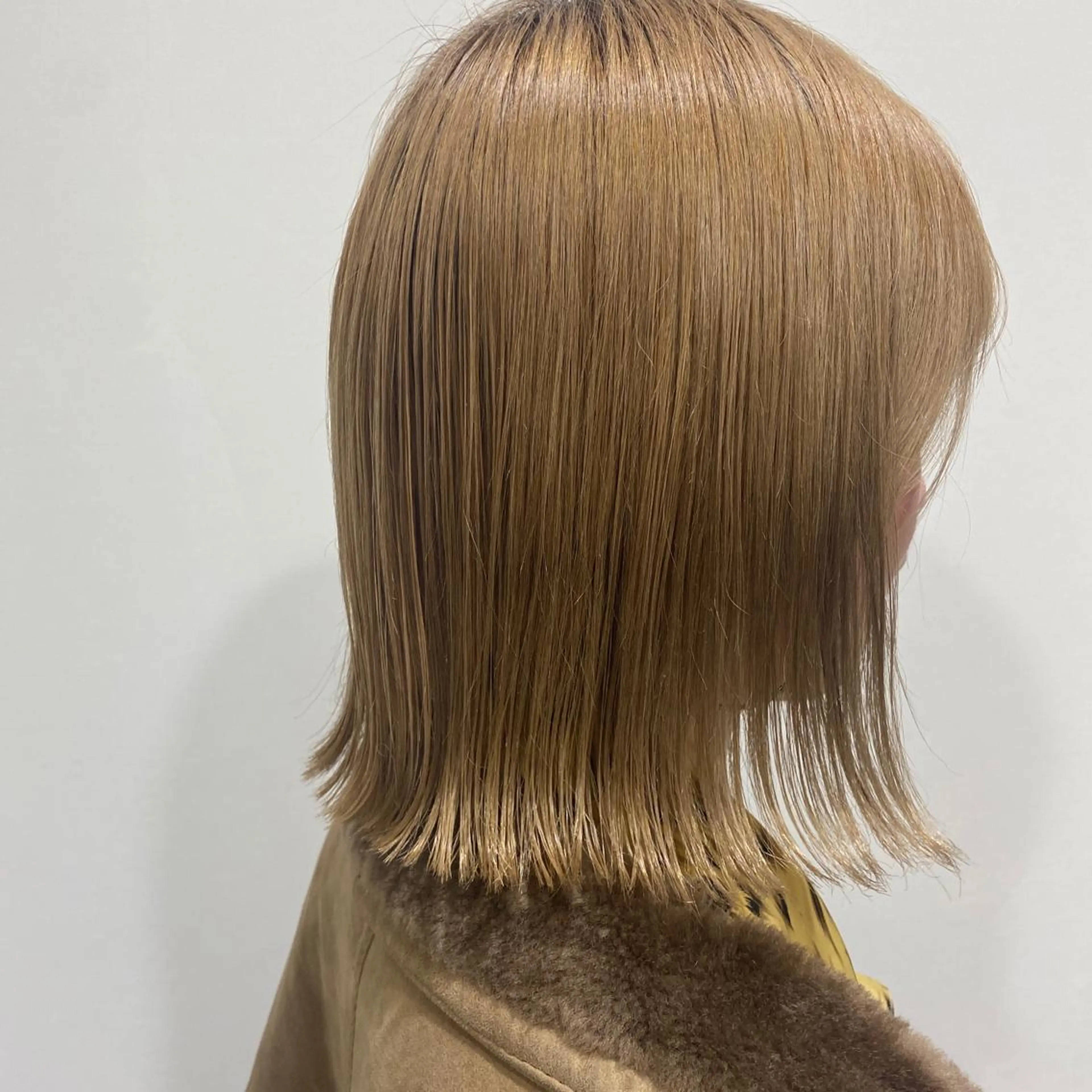 ミディアム カラー カット ヘアカラー トリートメント MIOベージュカラー 柔らかいカラーのヘアスタイル