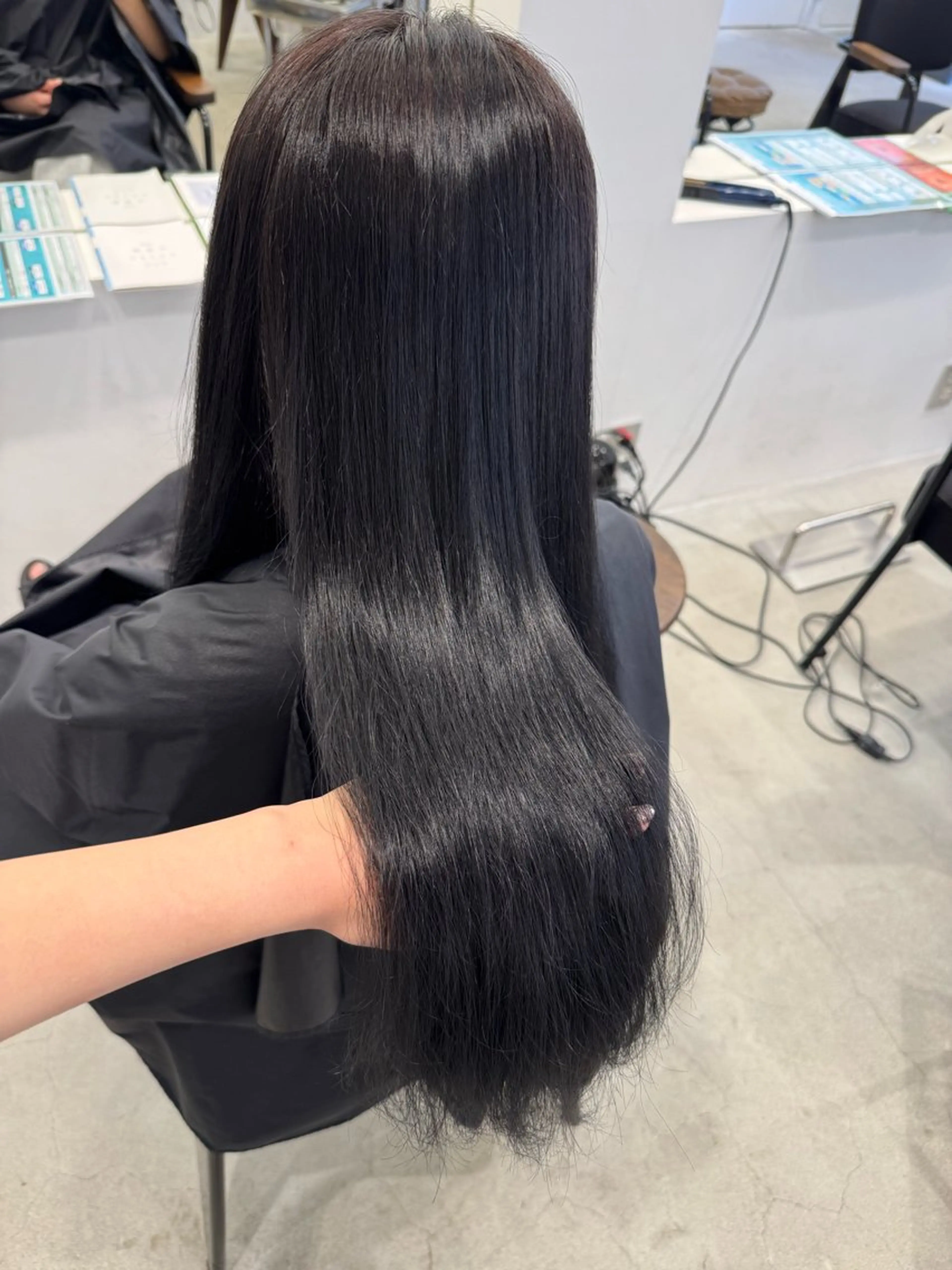 ロング カラー 黒髪 ブルーカラー ブルーブラック 萩原 紗妃のヘアスタイル