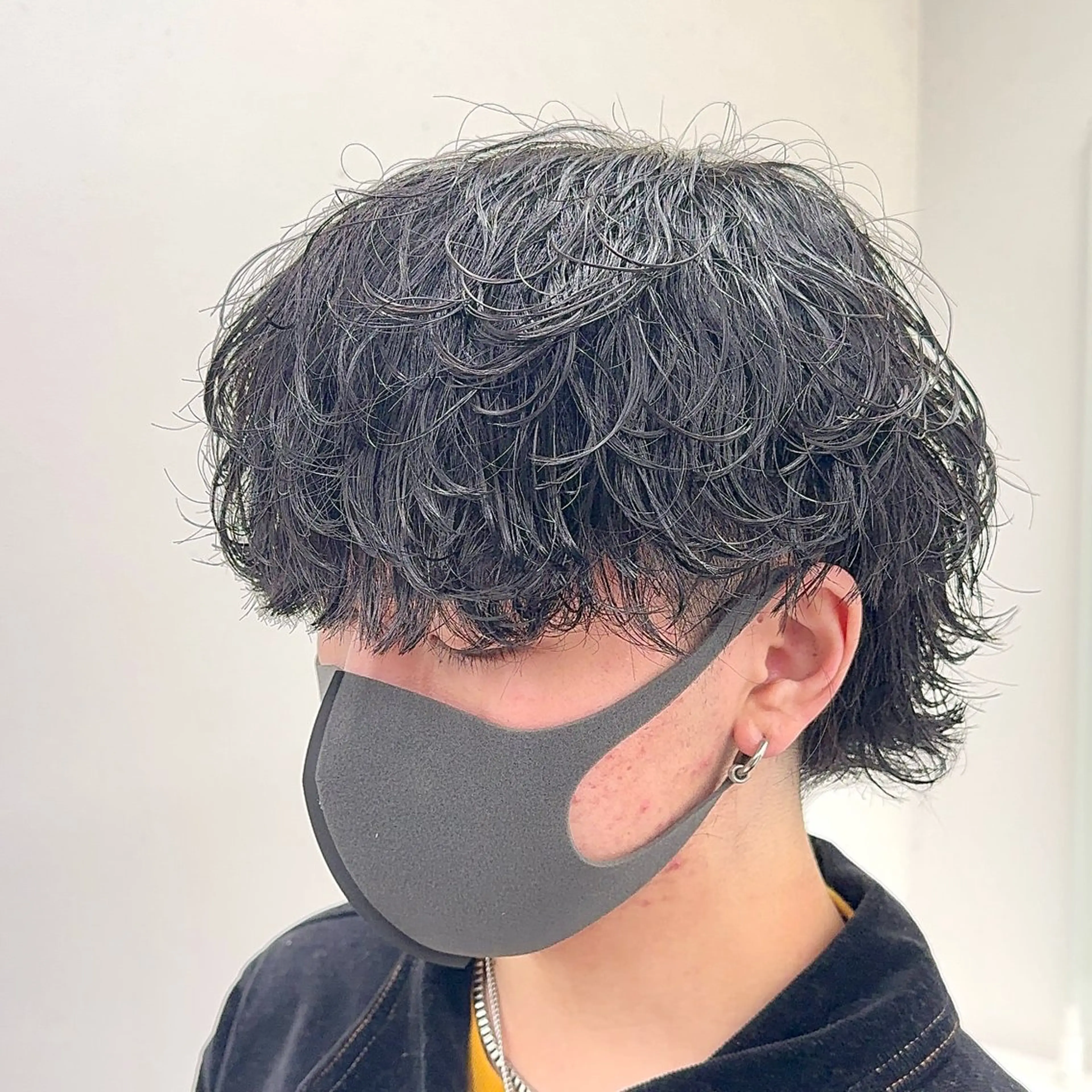 ショート パーマ ヘアアレンジ メンズ メンズパーマ 波巻きパーマ メンズウルフカット ウルフカット 顔まわりカット の達人のヘアスタイル