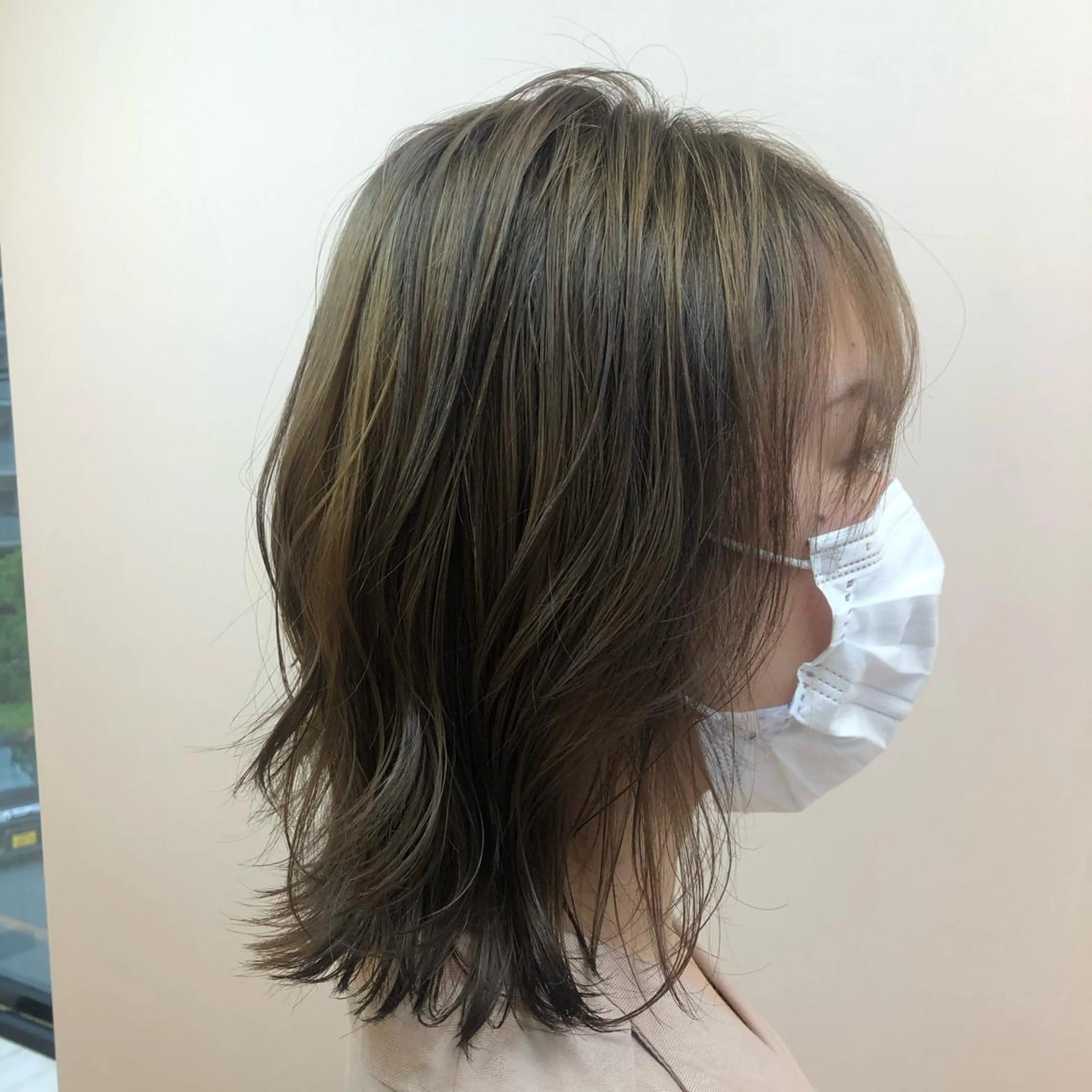 ミディアム カラー ベージュカラー ブリーチ ベージュ/インナー カラー🤍Rieのヘアスタイル