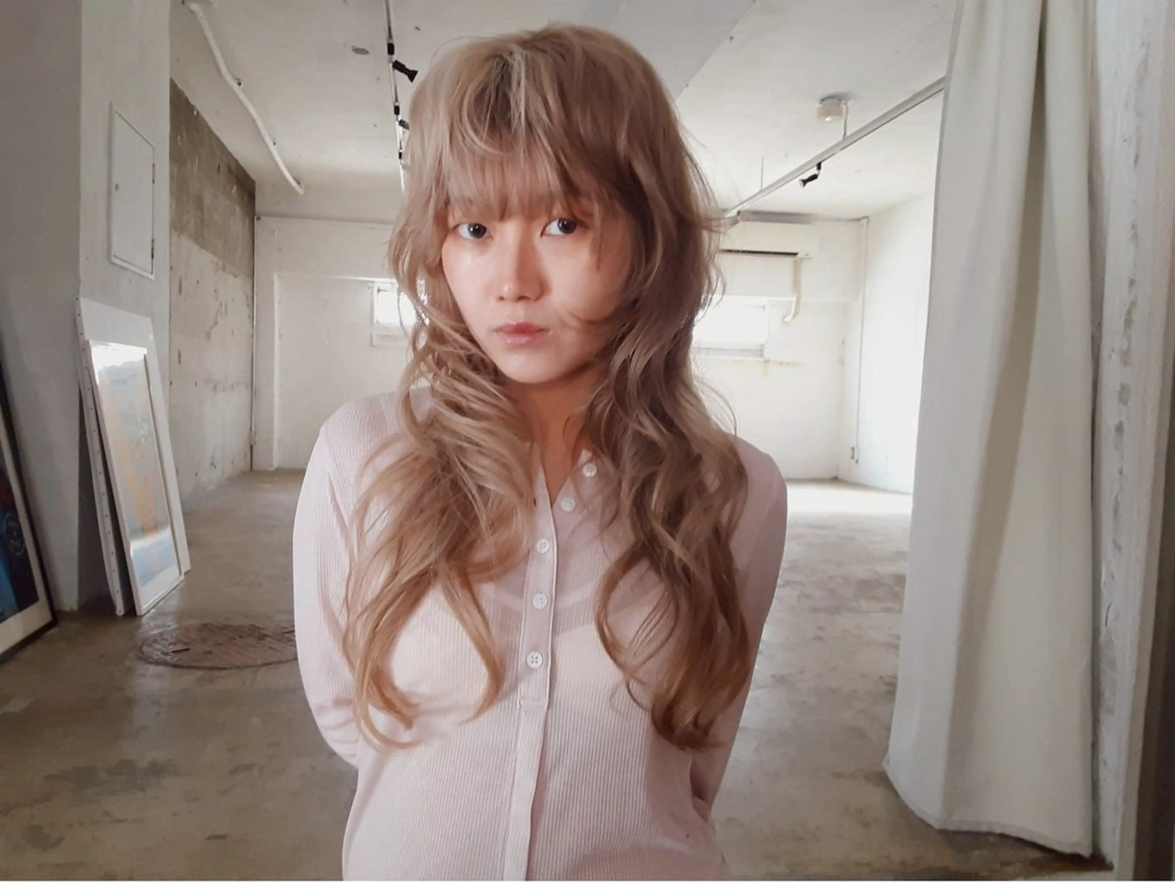 ロング ヘアカラー 鈴木瑛里／ブロンド ベージュ／男女のヘアスタイル