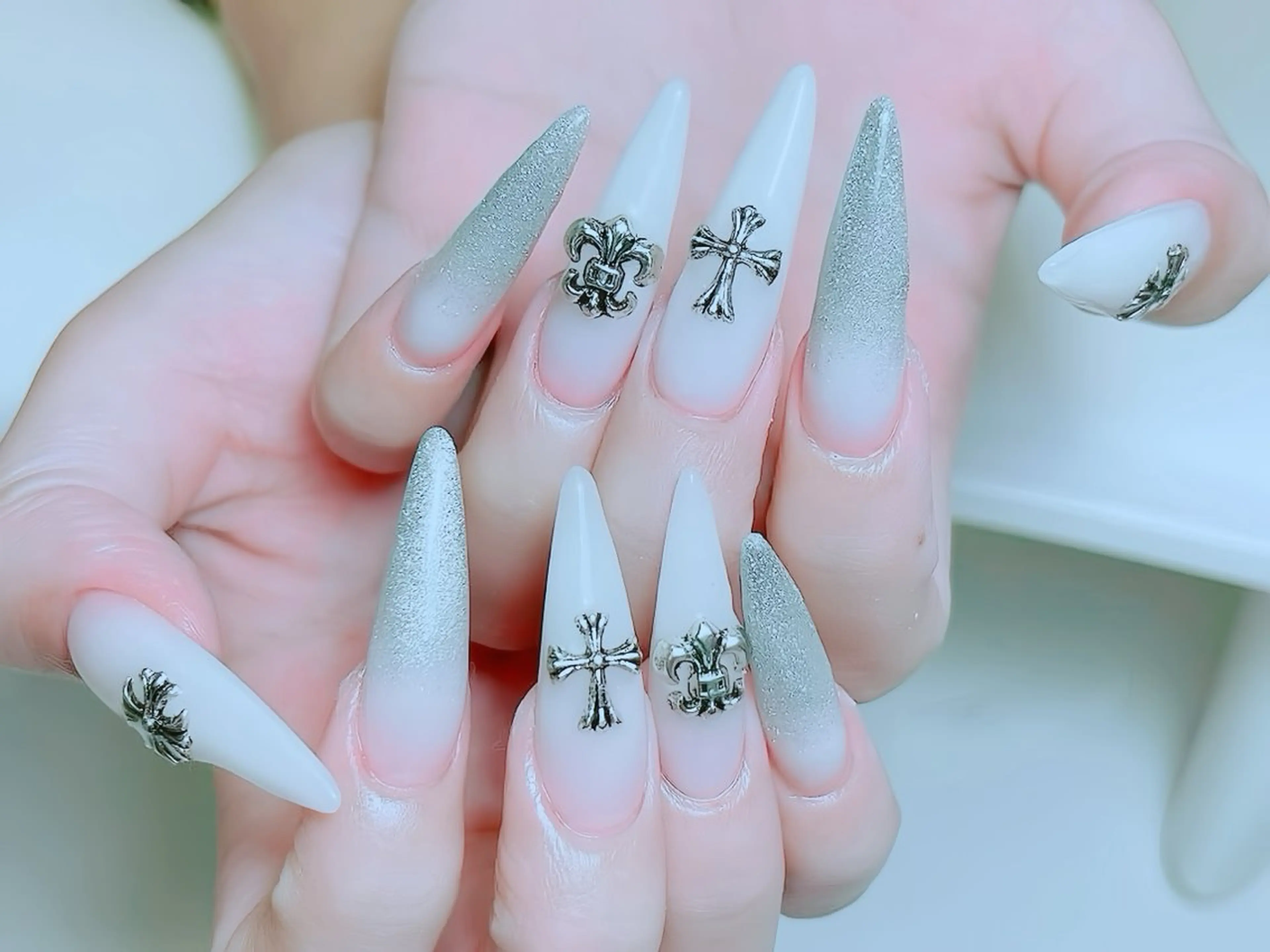 ネイル チークネイル フレンチネイル ガラスフレンチ グラデーション キラキラネイル ハンドネイル Rin Nail 新大久保店のネイルデザイン