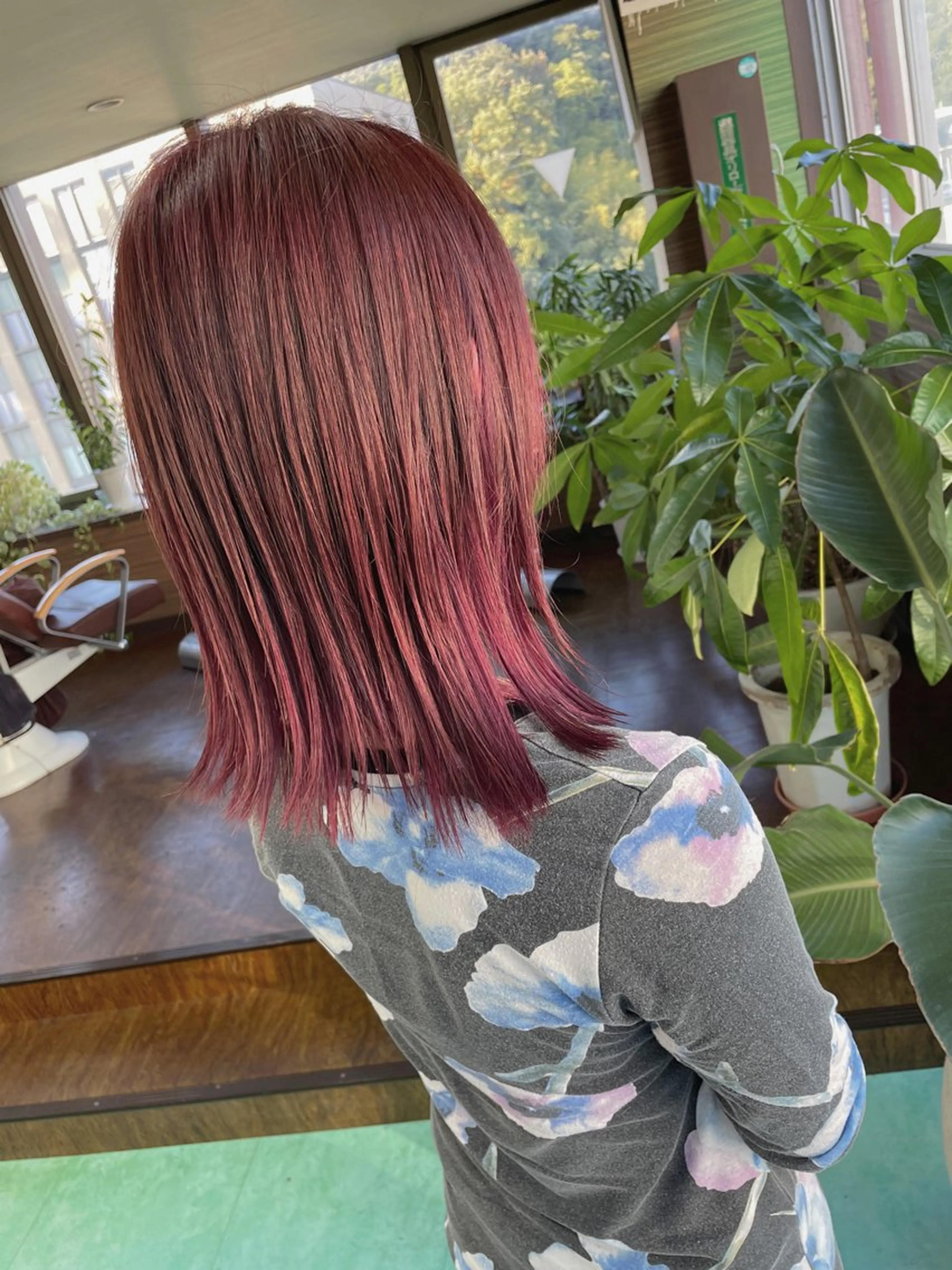 ミディアム カラー ブリーチ グラデーションカラー ピンクカラー レッドカラー カット ヘアカラー 土居 正季のヘアスタイル