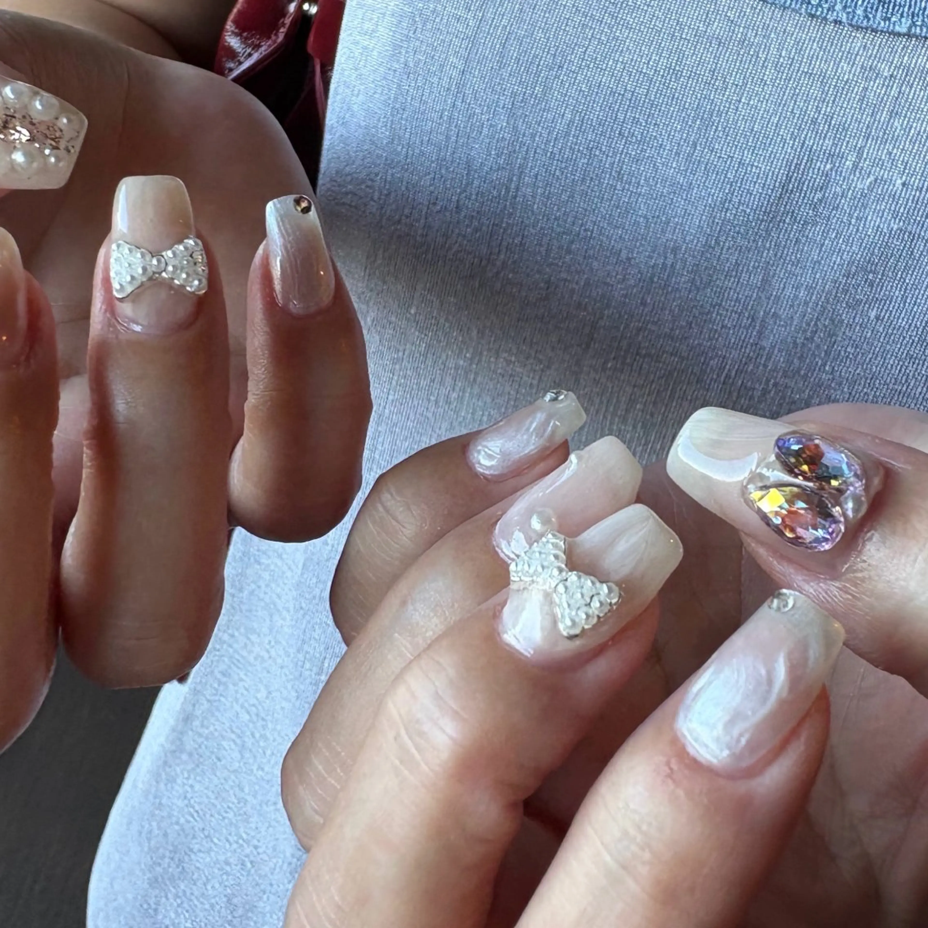 ネイル ニュアンスネイル リボン ストーンネイル ワンホンネイル ブライダルネイル ハンドネイル amuse 手書きニュアンスのネイルデザイン