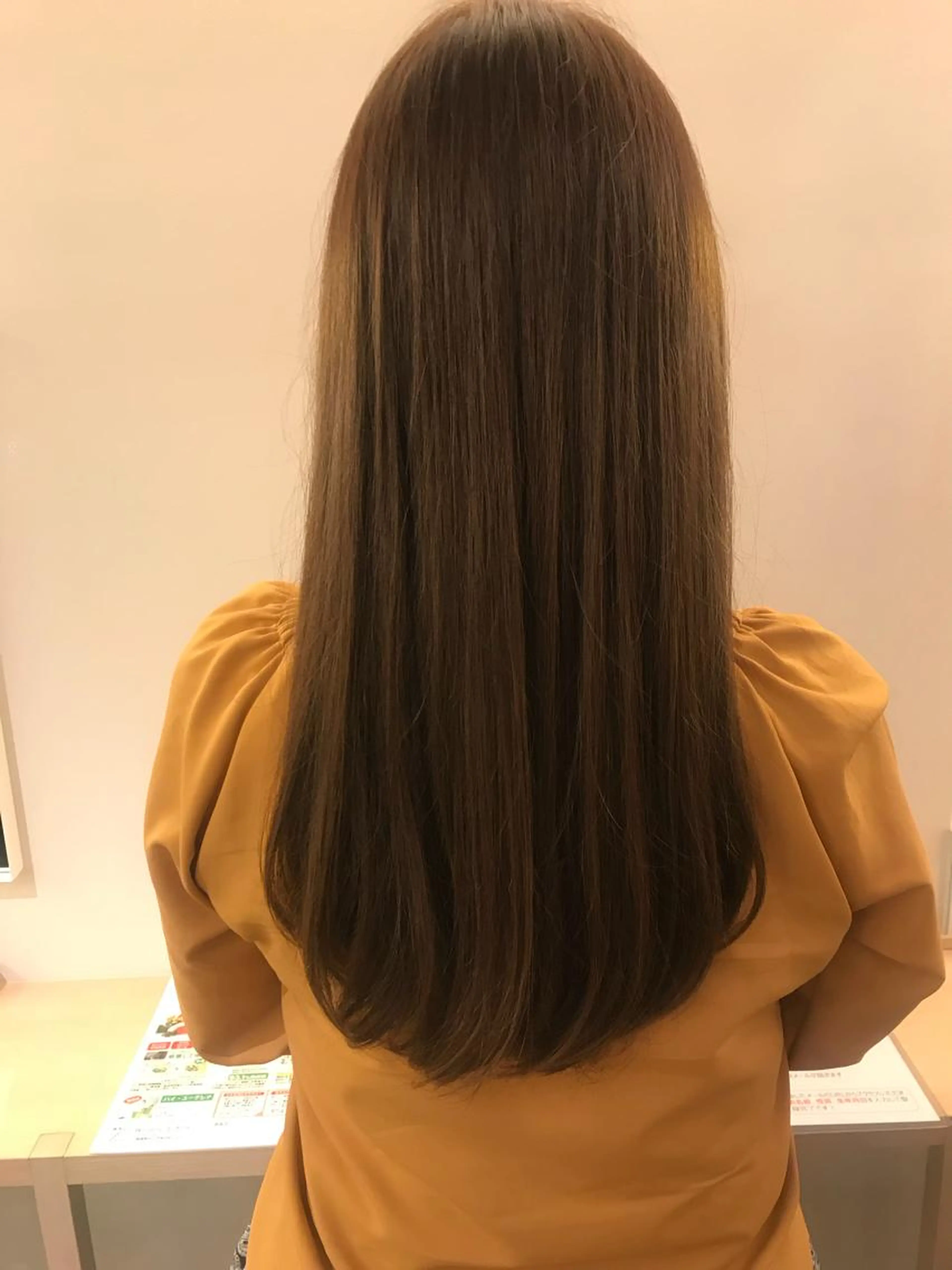 カット+広がり、ボリュームを抑えた自然な仕上がりストレート❣️の写真