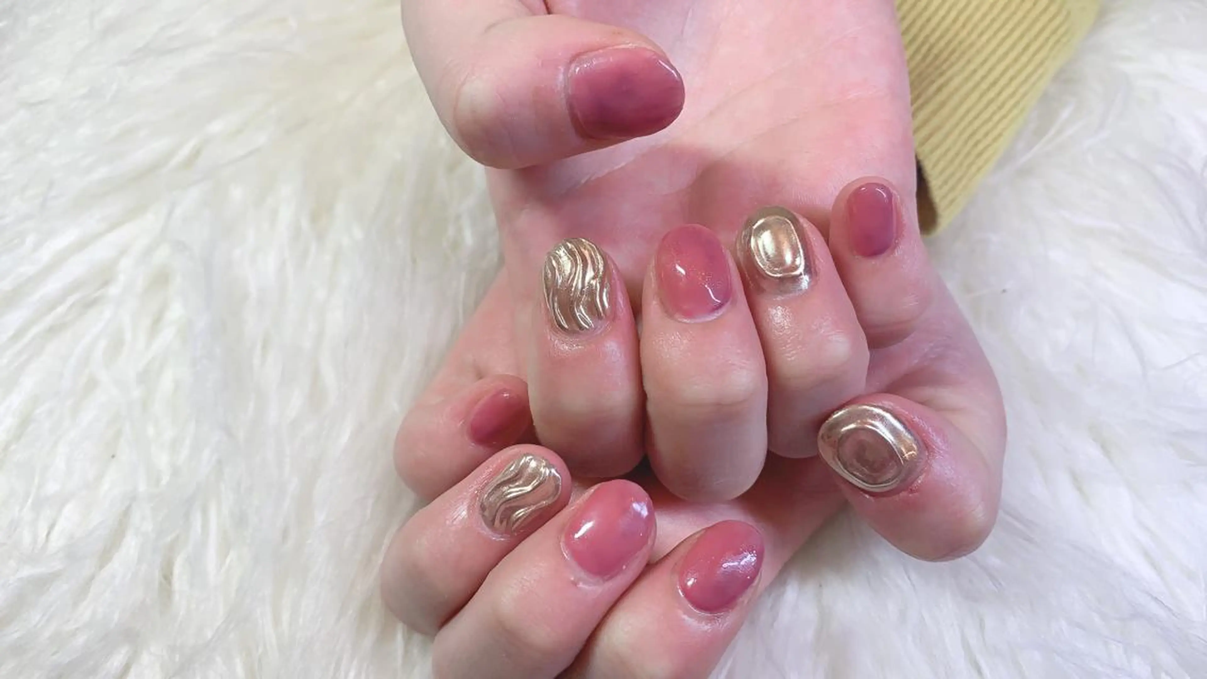 ネイル ゴールド ミラーネイル ニュアンスネイル pipi..所属・pipi ..のネイルデザイン