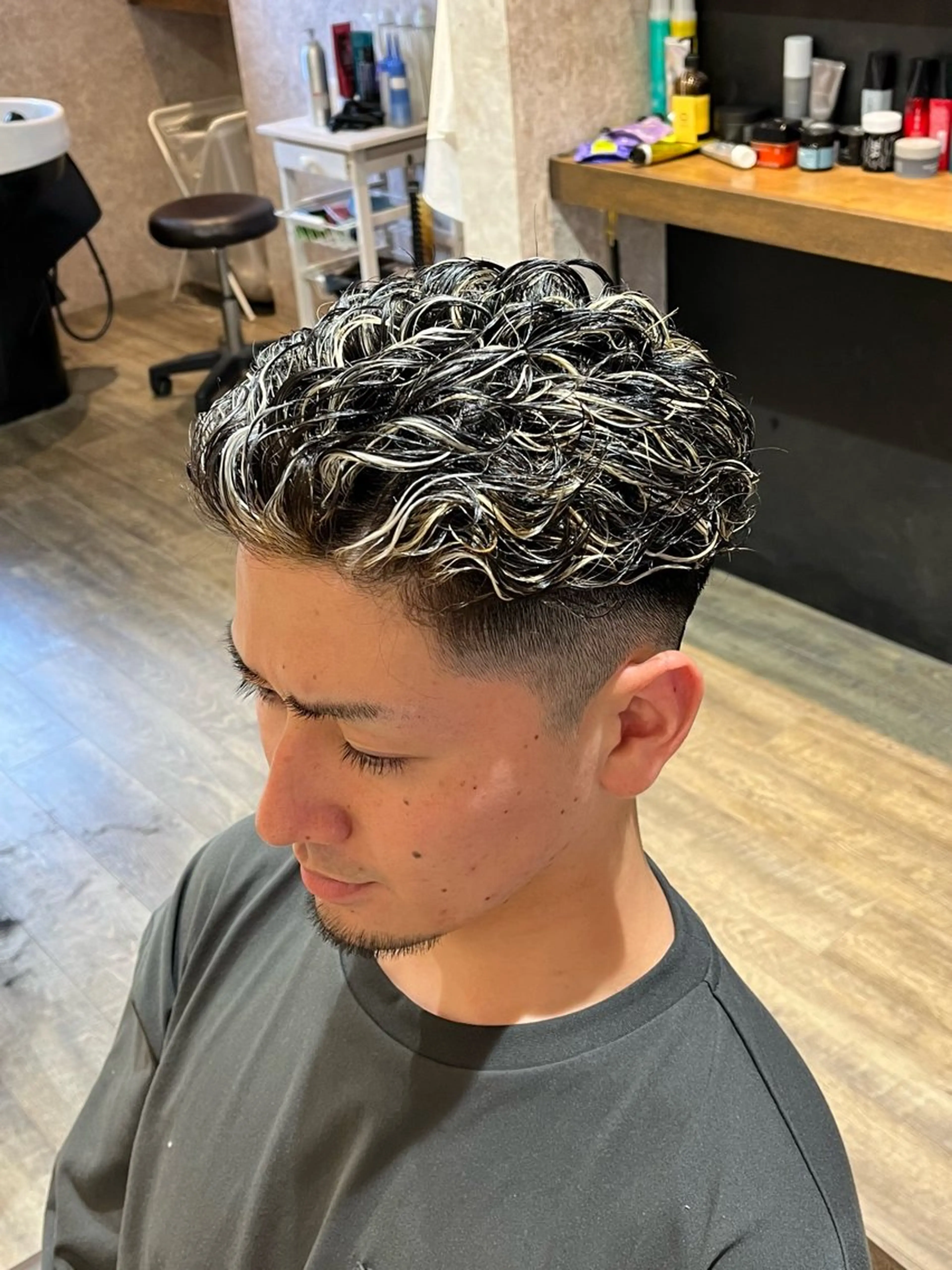 ショート カラー パーマ メンズ フェードカット メンズハイライト メンズメッシュ メンズパーマ ハイライトカラー 宇野 シゲトのヘアスタイル