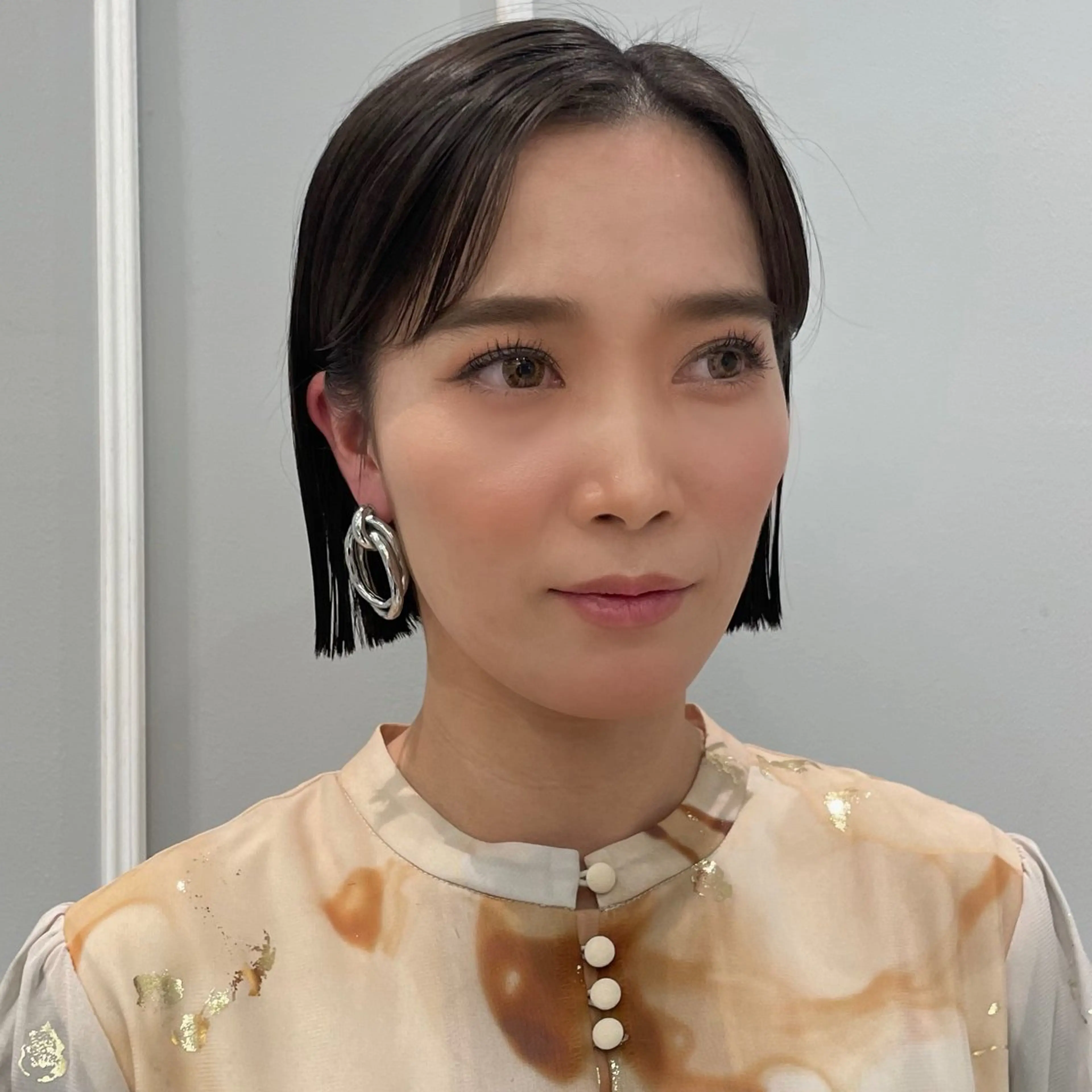 ショート ボブ カット 🩶赤み消しカラー 🐈‍⬛荻野美思🐾のヘアスタイル