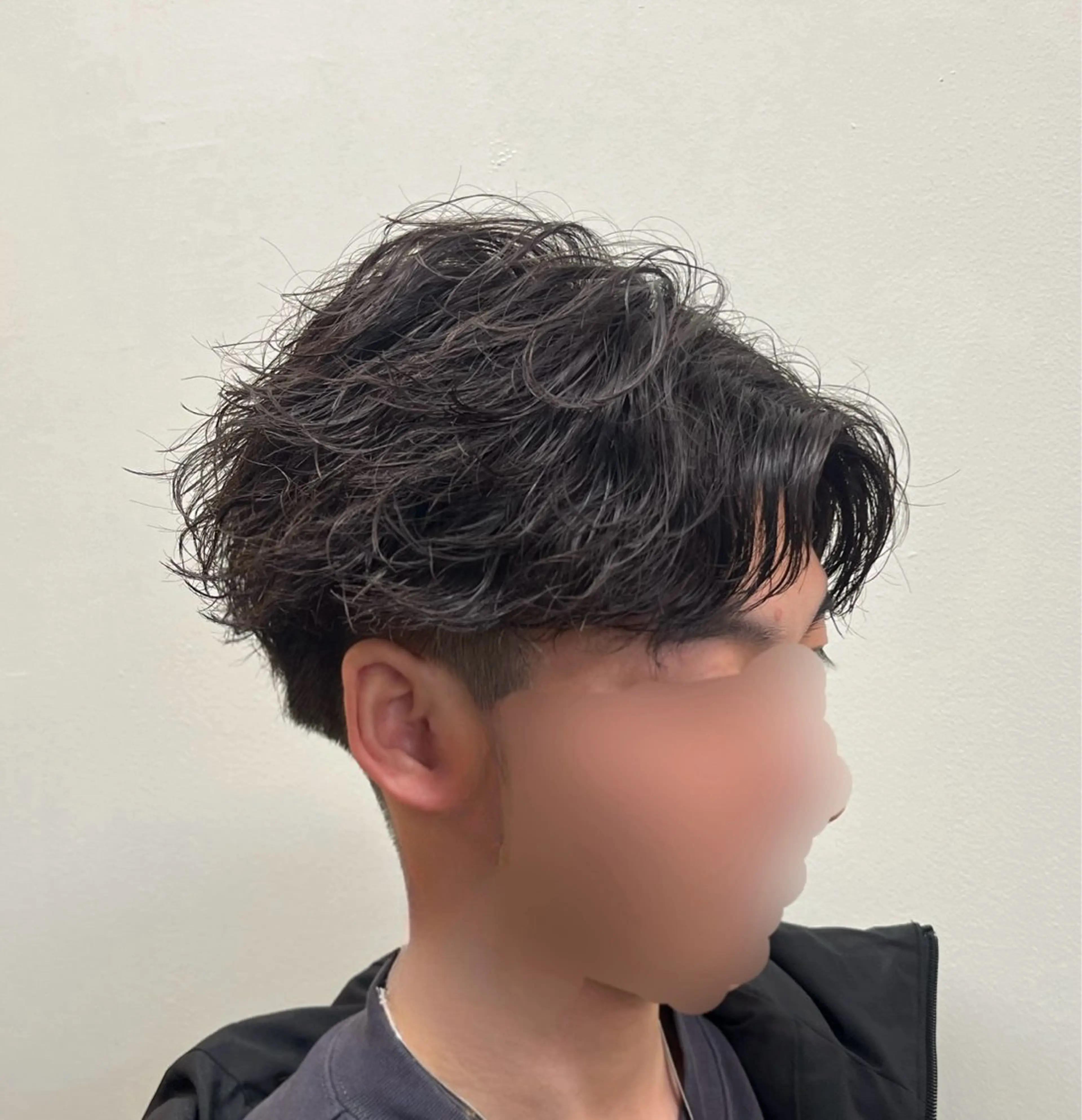 ショート パーマ メンズ フェザーパーマ メンズパーマ ニュアンスパーマ カット パーマ 韓国風メンズ/毛流れ ヘアなら須田龍世のヘアスタイル