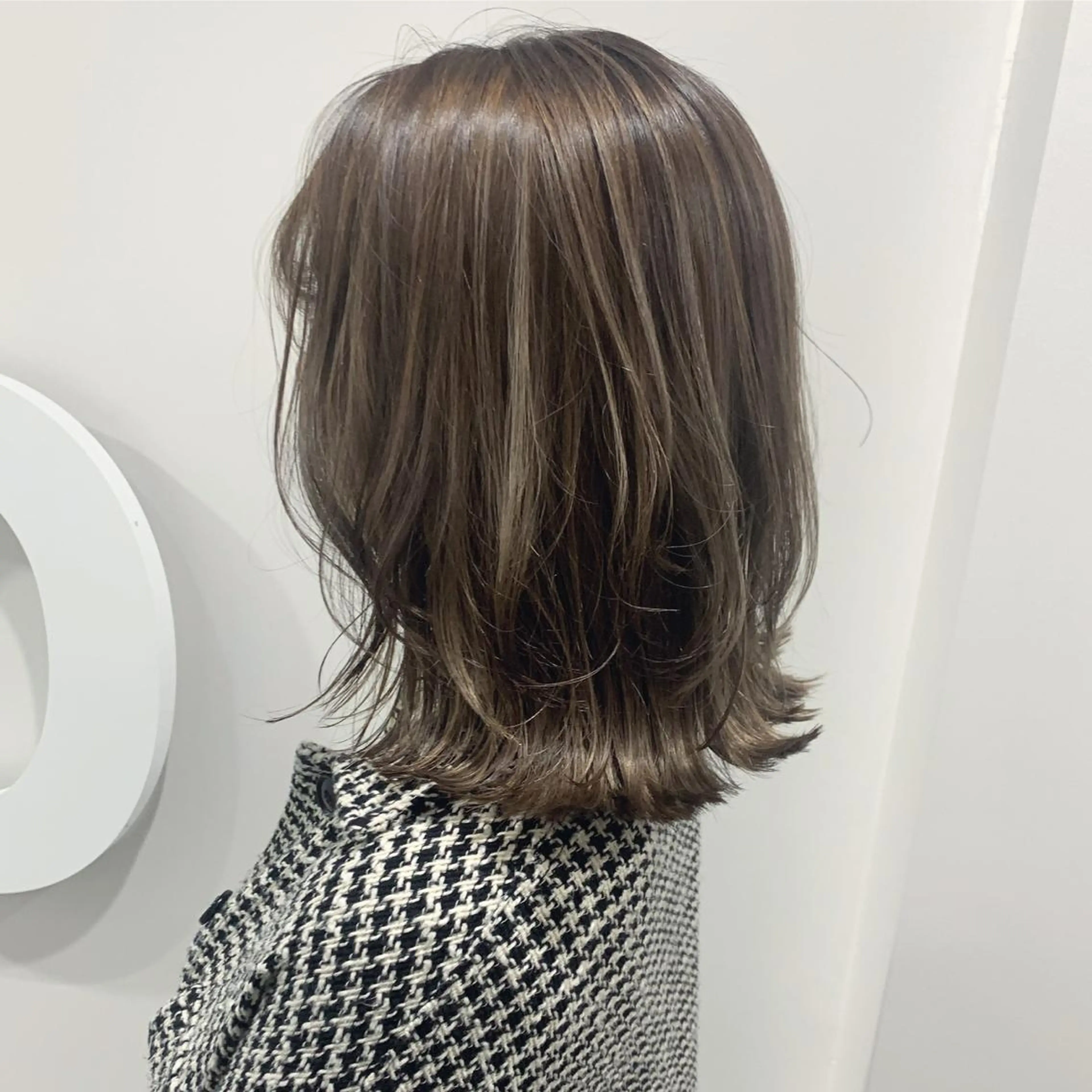 ミディアム カラー ベージュカラー ハイライトカラー くびれヘア ハイライト 渋谷ブリーチカラー 韓国ヘアyuikoのヘアスタイル