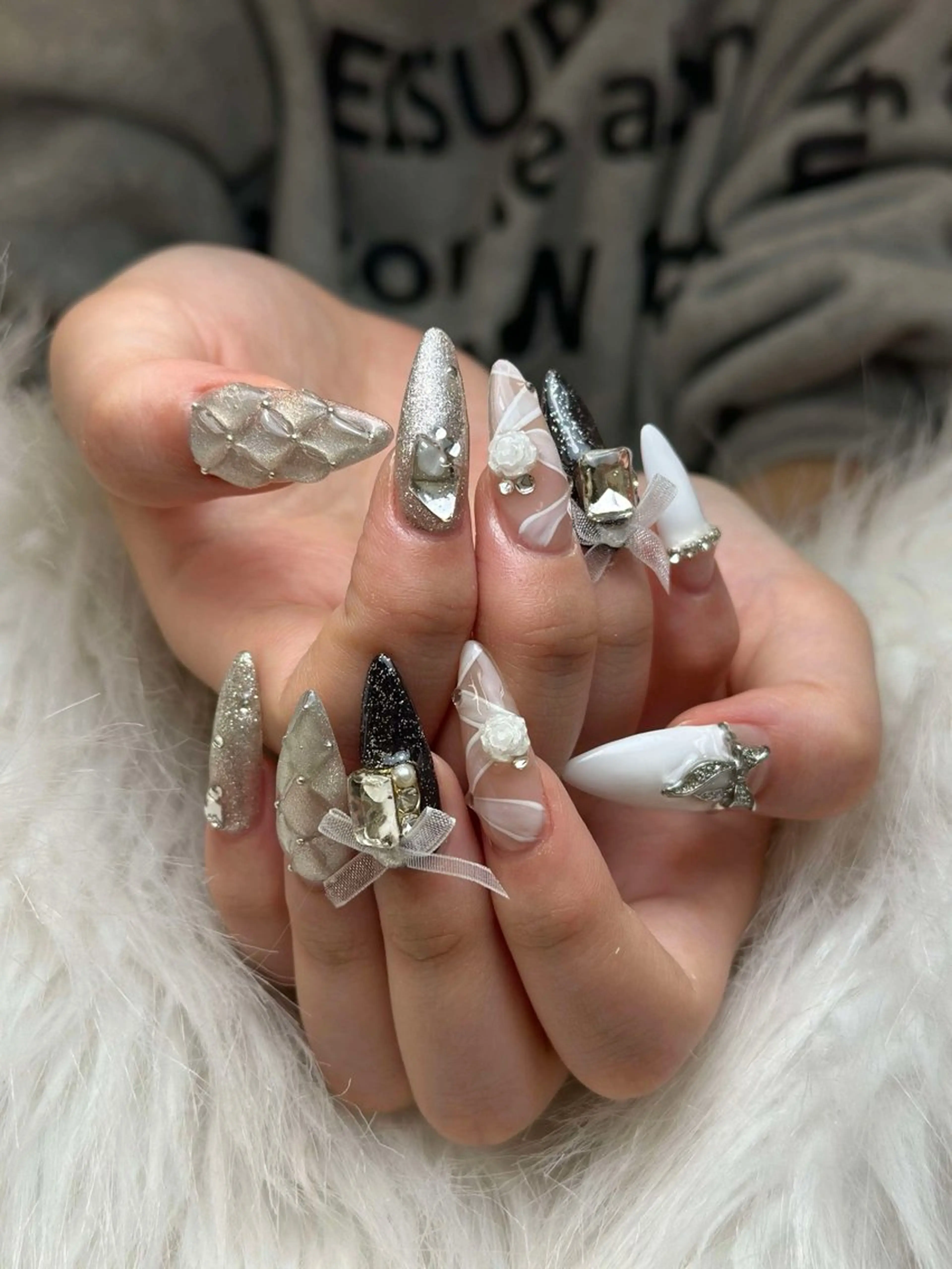 ネイル グラデーション キラキラネイル ワンカラーネイル 冬ネイル Jenn Nail Salonのネイルデザイン