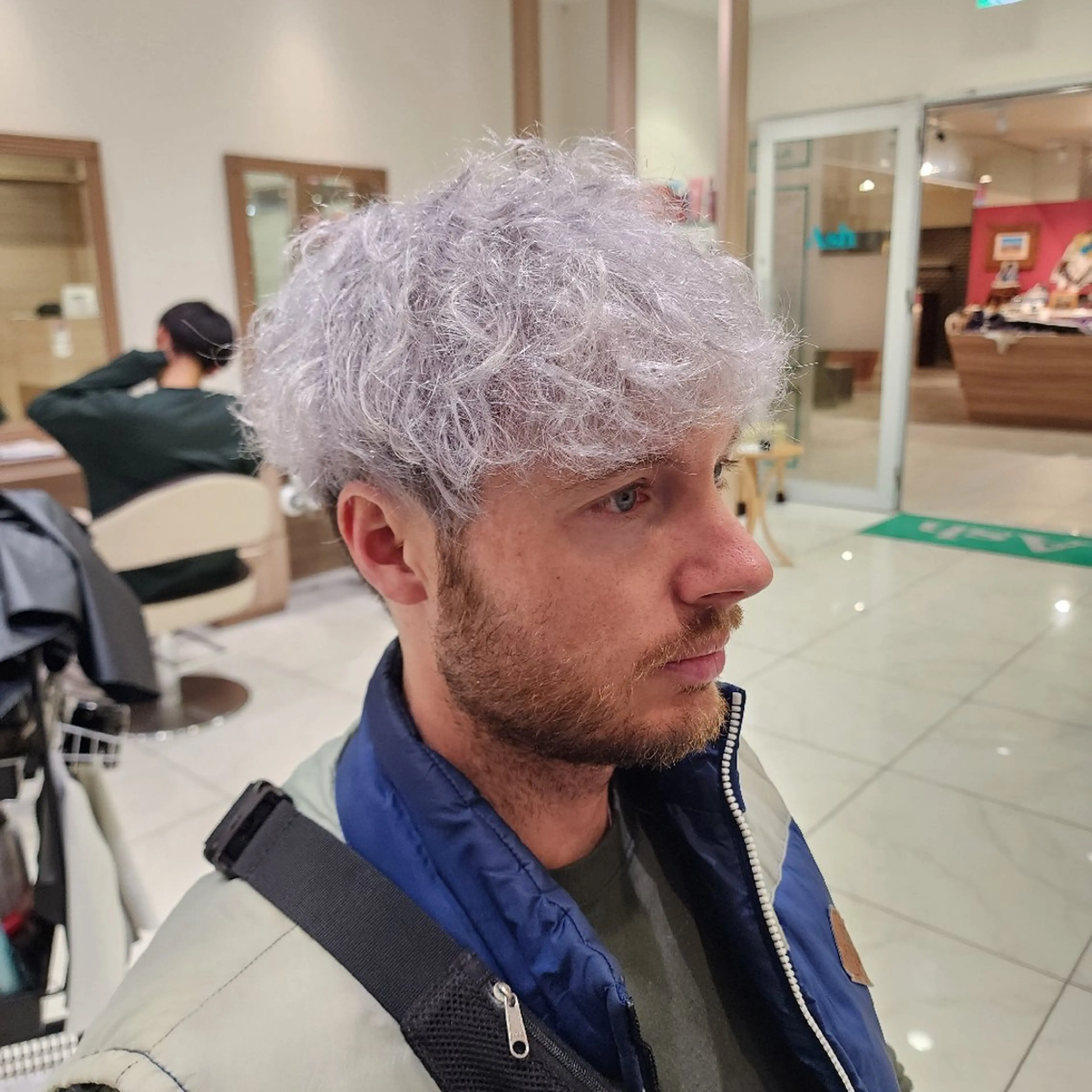 ショート カラー ブリーチ シルバー ホワイトシルバー 髪質改善 ヘアカラー 中村 和貴のヘアスタイル